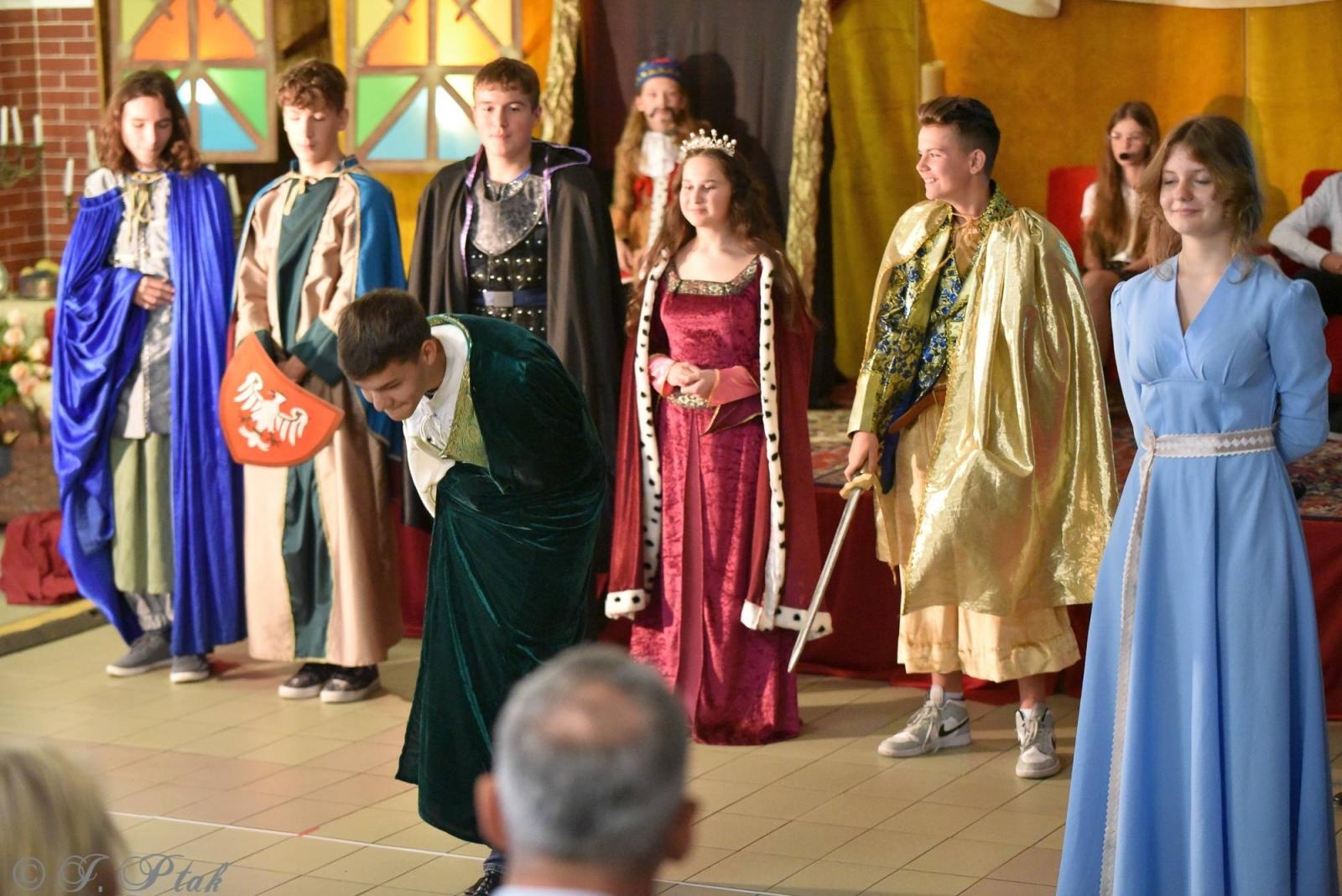 Zdjęcie w galerii na portalu naszraciborz.pl: Urodziny Osiemnastki. 30 lat szkoły w kalejdoskopie wiadomości z regionu