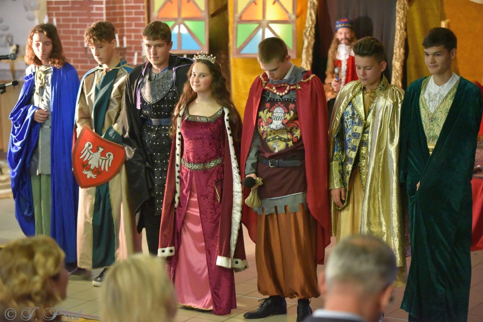 Zdjęcie w galerii na portalu naszraciborz.pl: Urodziny Osiemnastki. 30 lat szkoły w kalejdoskopie wiadomości z regionu