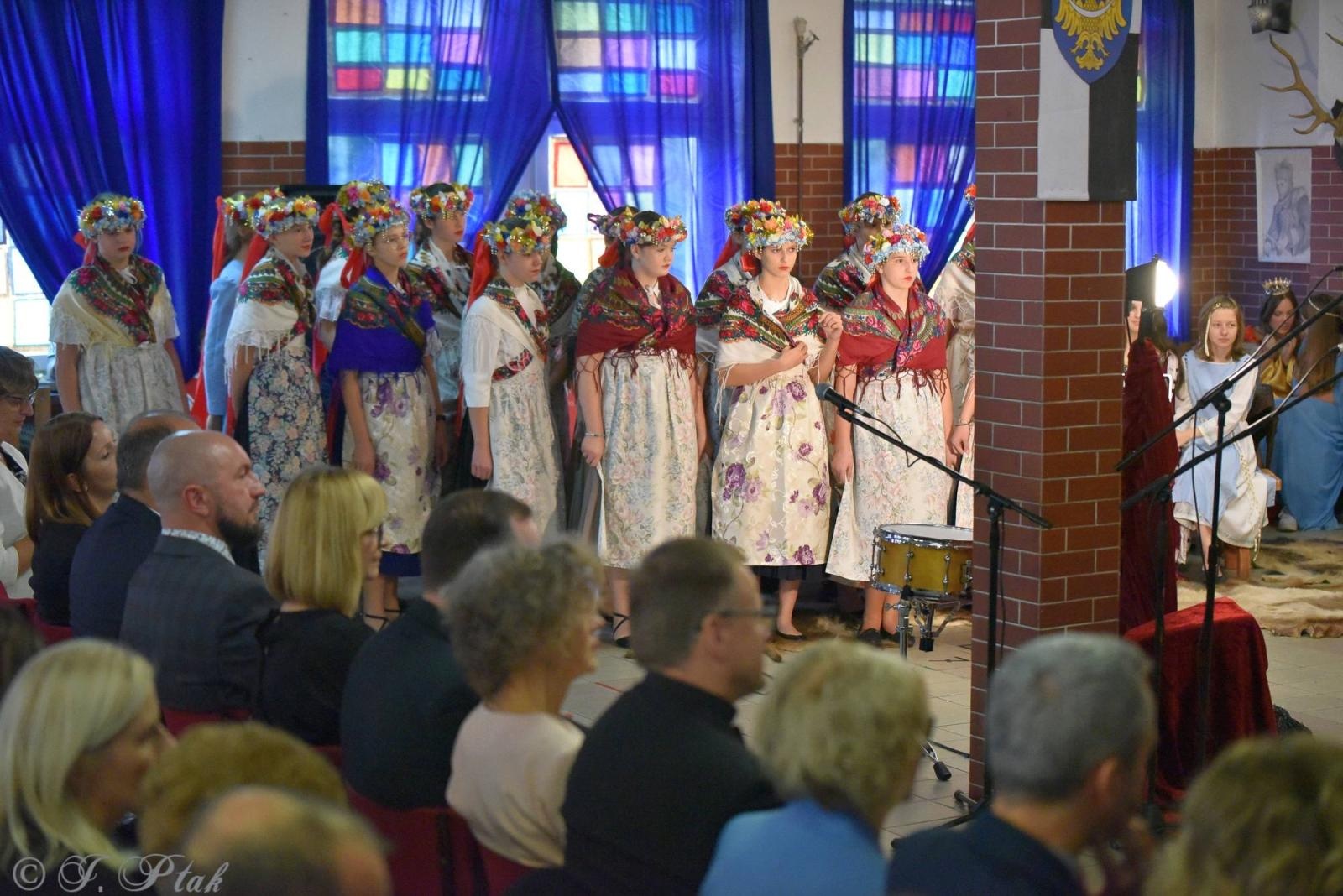 Zdjęcie w galerii na portalu naszraciborz.pl: Urodziny Osiemnastki. 30 lat szkoły w kalejdoskopie wiadomości z regionu