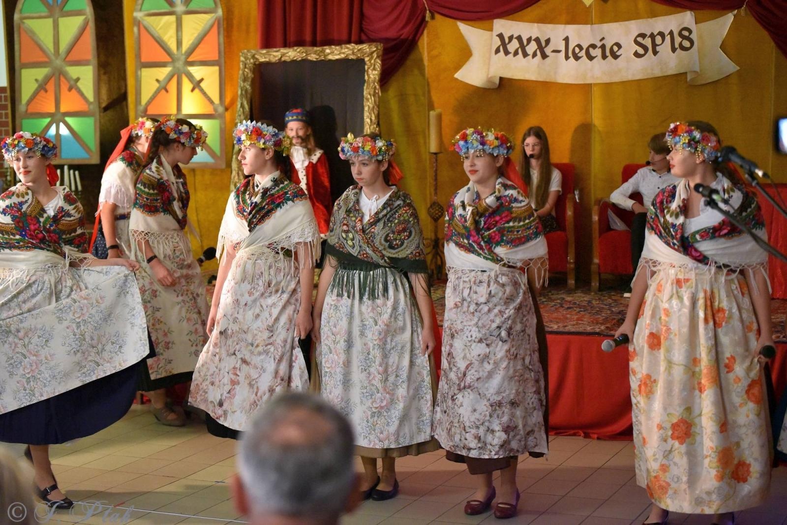 Zdjęcie w galerii na portalu naszraciborz.pl: Urodziny Osiemnastki. 30 lat szkoły w kalejdoskopie wiadomości z regionu