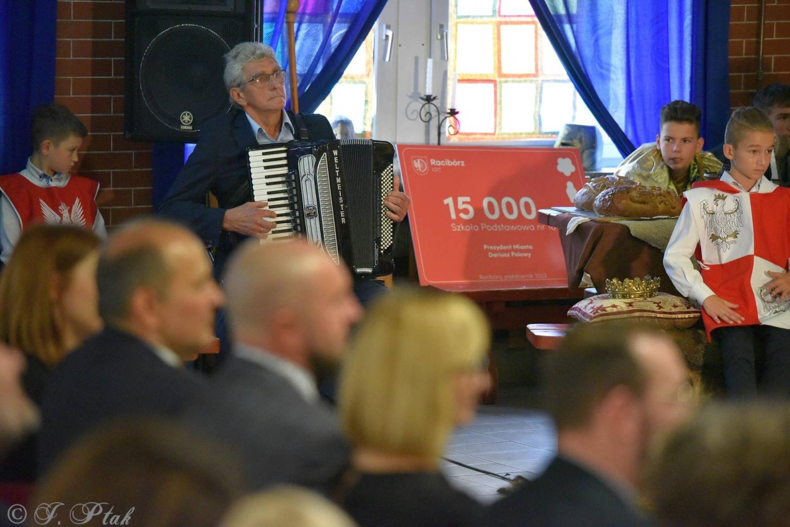 Zdjęcie w galerii na portalu naszraciborz.pl: Urodziny Osiemnastki. 30 lat szkoły w kalejdoskopie wiadomości z regionu