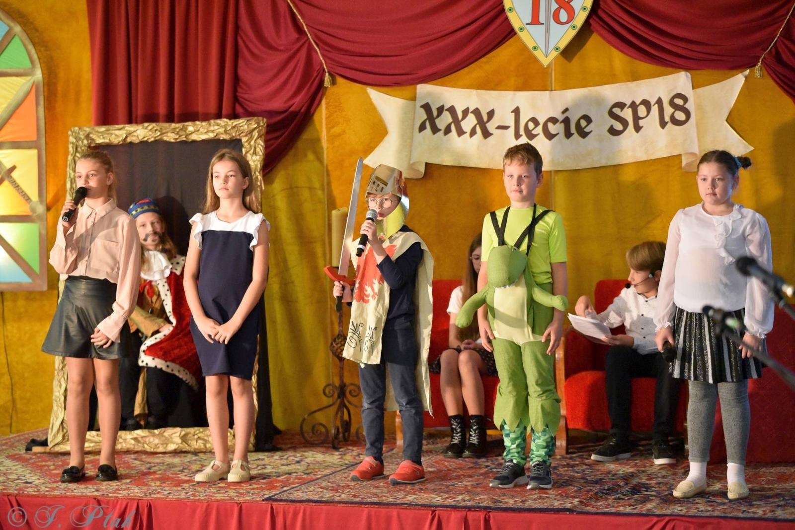 Zdjęcie w galerii na portalu naszraciborz.pl: Urodziny Osiemnastki. 30 lat szkoły w kalejdoskopie wiadomości z regionu