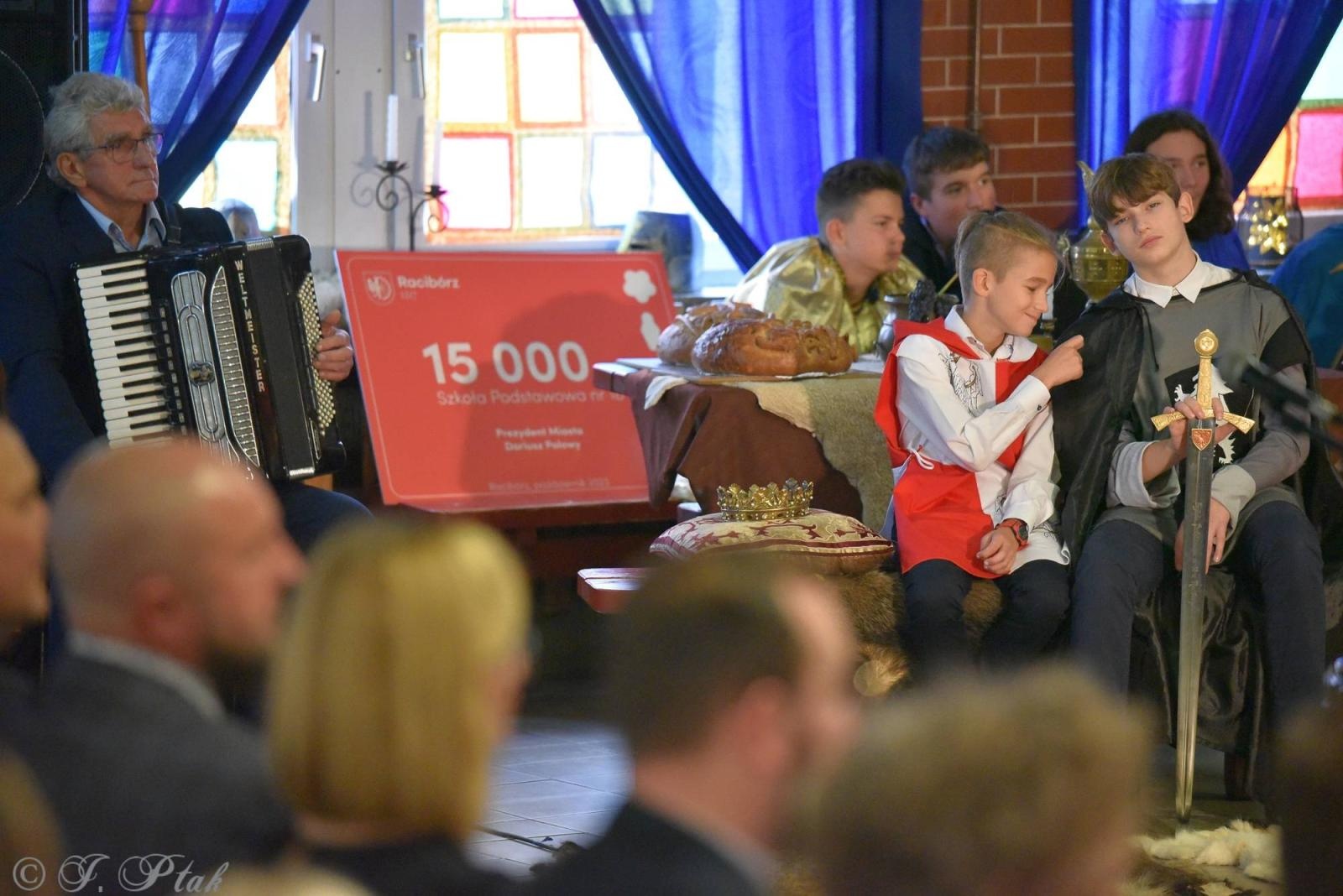 Zdjęcie w galerii na portalu naszraciborz.pl: Urodziny Osiemnastki. 30 lat szkoły w kalejdoskopie wiadomości z regionu