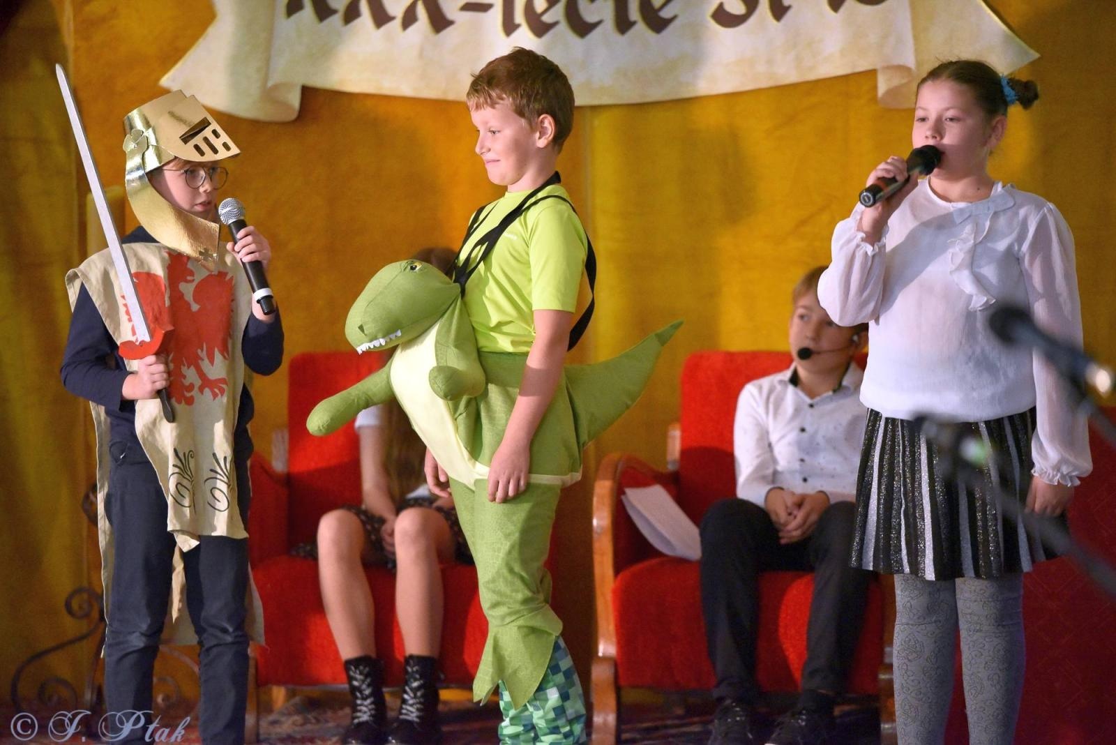 Zdjęcie w galerii na portalu naszraciborz.pl: Urodziny Osiemnastki. 30 lat szkoły w kalejdoskopie wiadomości z regionu