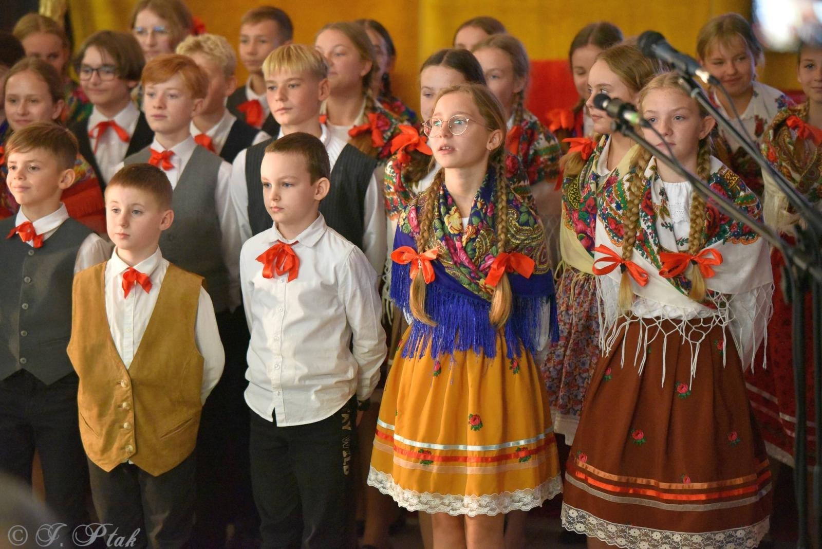 Zdjęcie w galerii na portalu naszraciborz.pl: Urodziny Osiemnastki. 30 lat szkoły w kalejdoskopie wiadomości z regionu