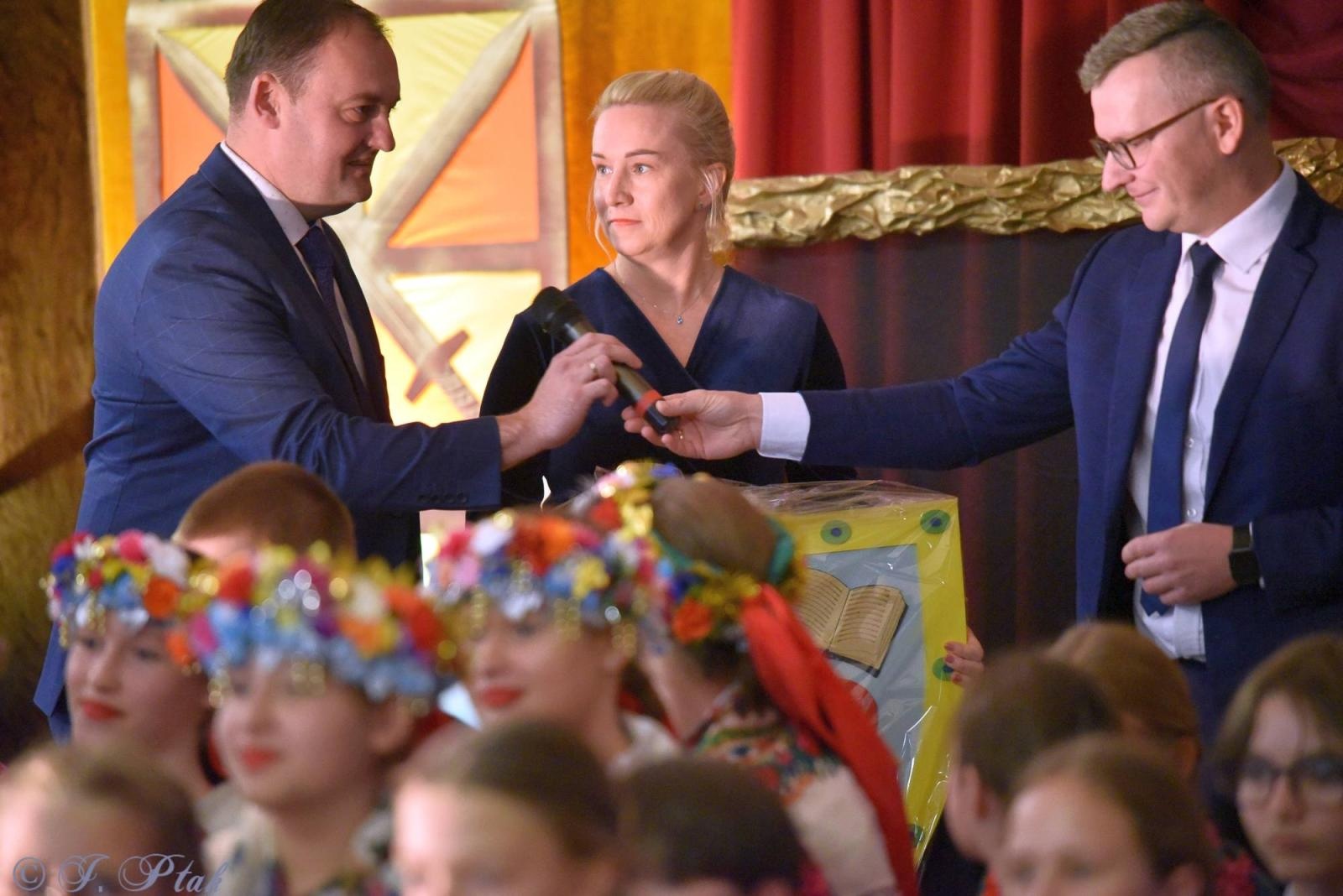 Zdjęcie w galerii na portalu naszraciborz.pl: Urodziny Osiemnastki. 30 lat szkoły w kalejdoskopie wiadomości z regionu