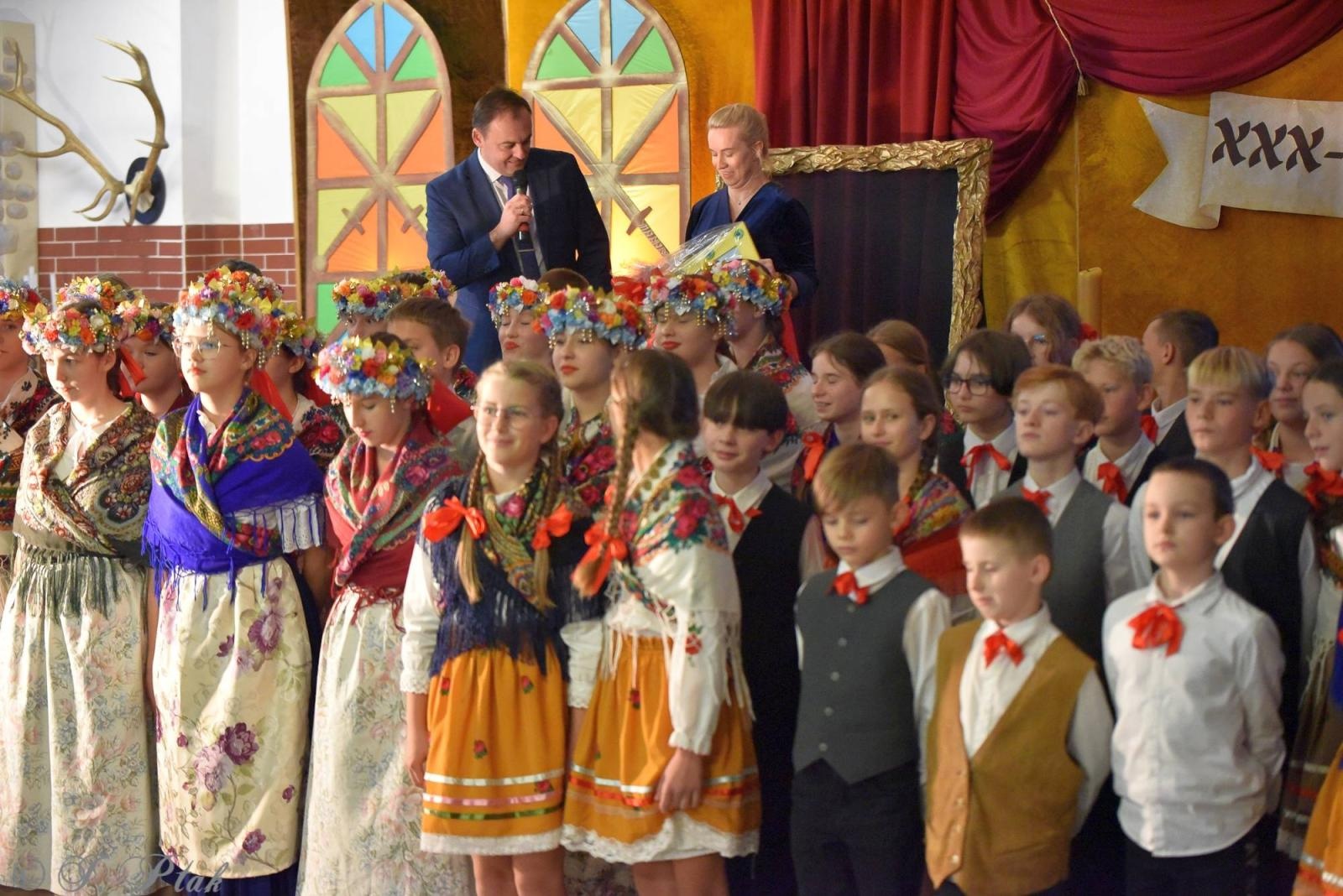 Zdjęcie w galerii na portalu naszraciborz.pl: Urodziny Osiemnastki. 30 lat szkoły w kalejdoskopie wiadomości z regionu