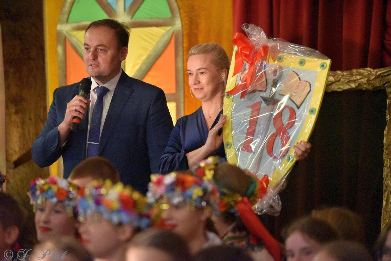 Zdjęcie w galerii na portalu naszraciborz.pl: Urodziny Osiemnastki. 30 lat szkoły w kalejdoskopie wiadomości z regionu