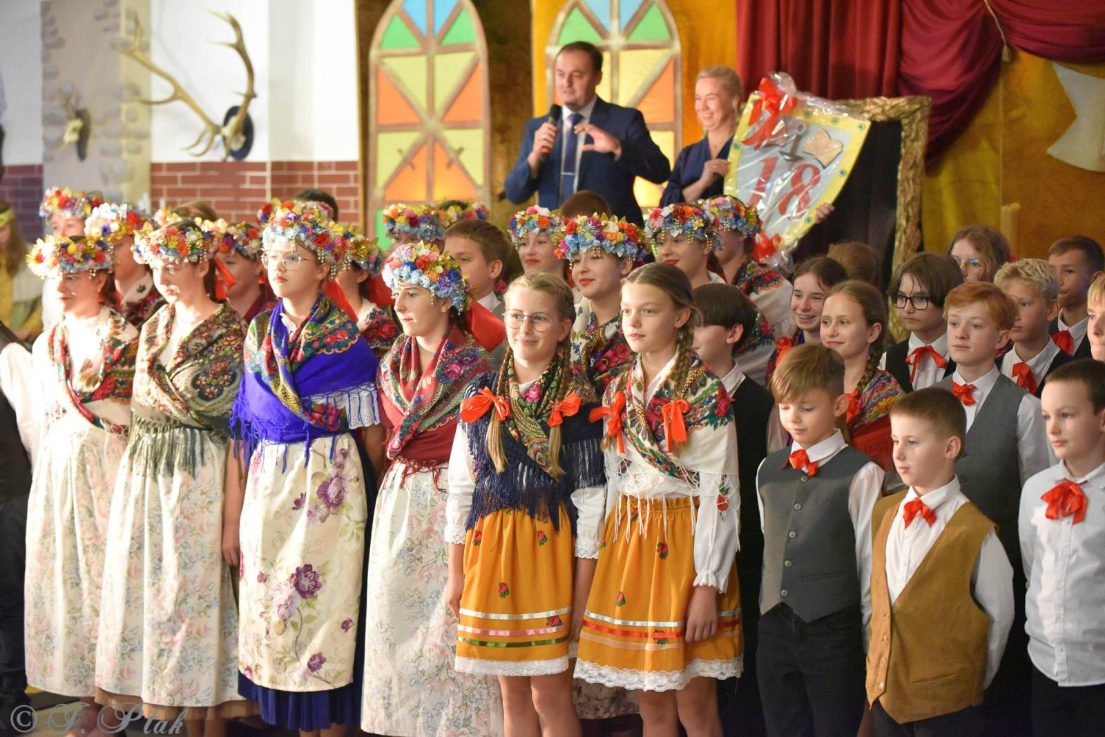 Zdjęcie w galerii na portalu naszraciborz.pl: Urodziny Osiemnastki. 30 lat szkoły w kalejdoskopie wiadomości z regionu