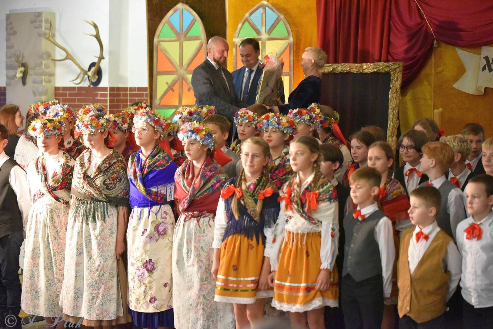 Zdjęcie w galerii na portalu naszraciborz.pl: Urodziny Osiemnastki. 30 lat szkoły w kalejdoskopie wiadomości z regionu