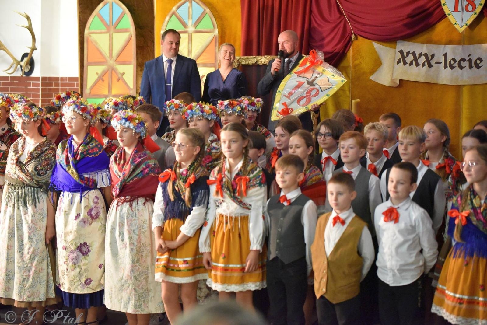 Zdjęcie w galerii na portalu naszraciborz.pl: Urodziny Osiemnastki. 30 lat szkoły w kalejdoskopie wiadomości z regionu