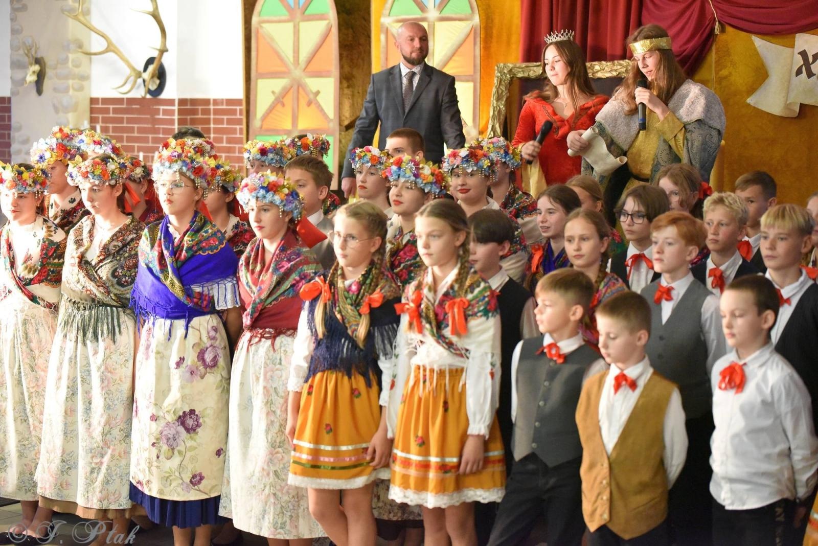 Zdjęcie w galerii na portalu naszraciborz.pl: Urodziny Osiemnastki. 30 lat szkoły w kalejdoskopie wiadomości z regionu