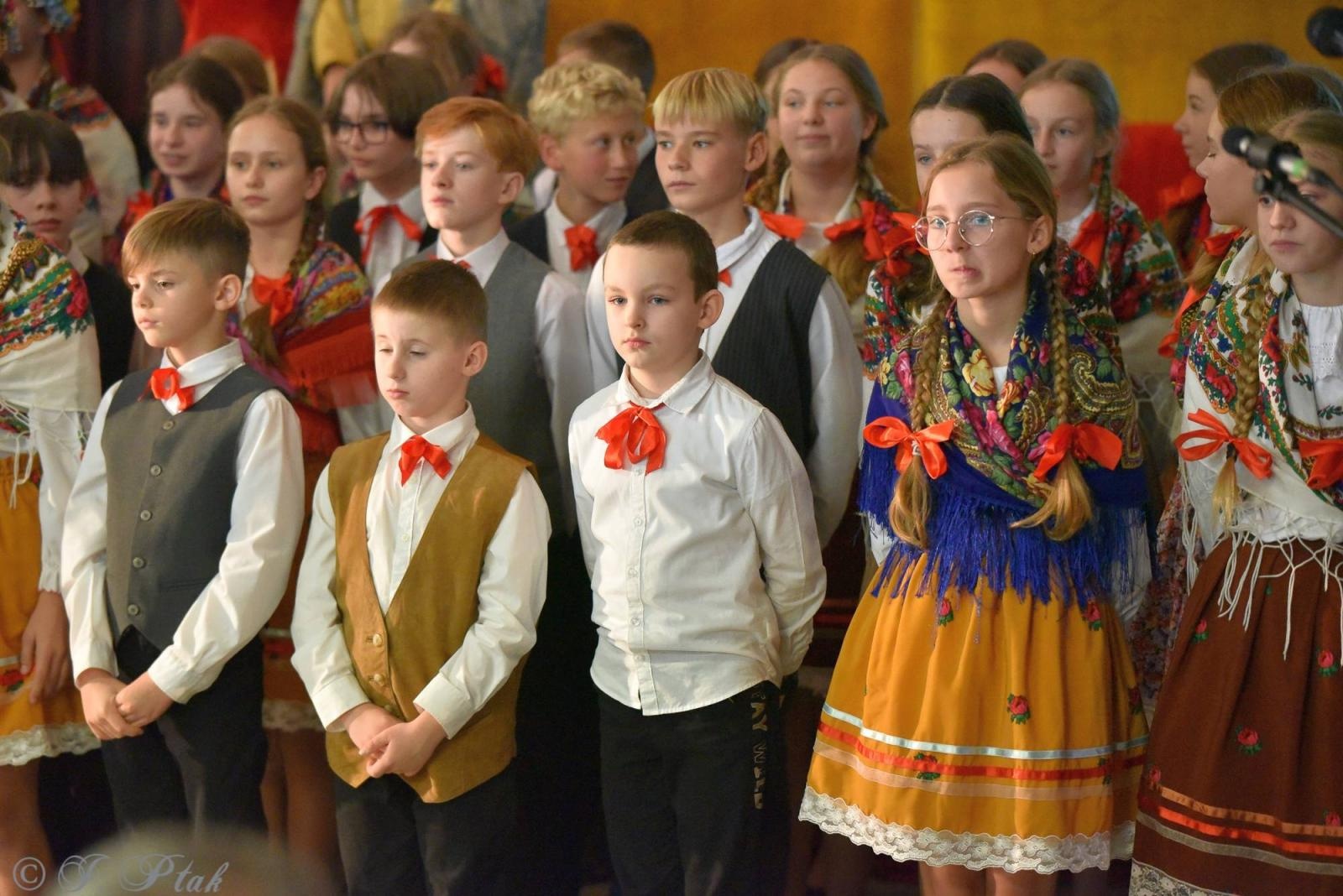 Zdjęcie w galerii na portalu naszraciborz.pl: Urodziny Osiemnastki. 30 lat szkoły w kalejdoskopie wiadomości z regionu