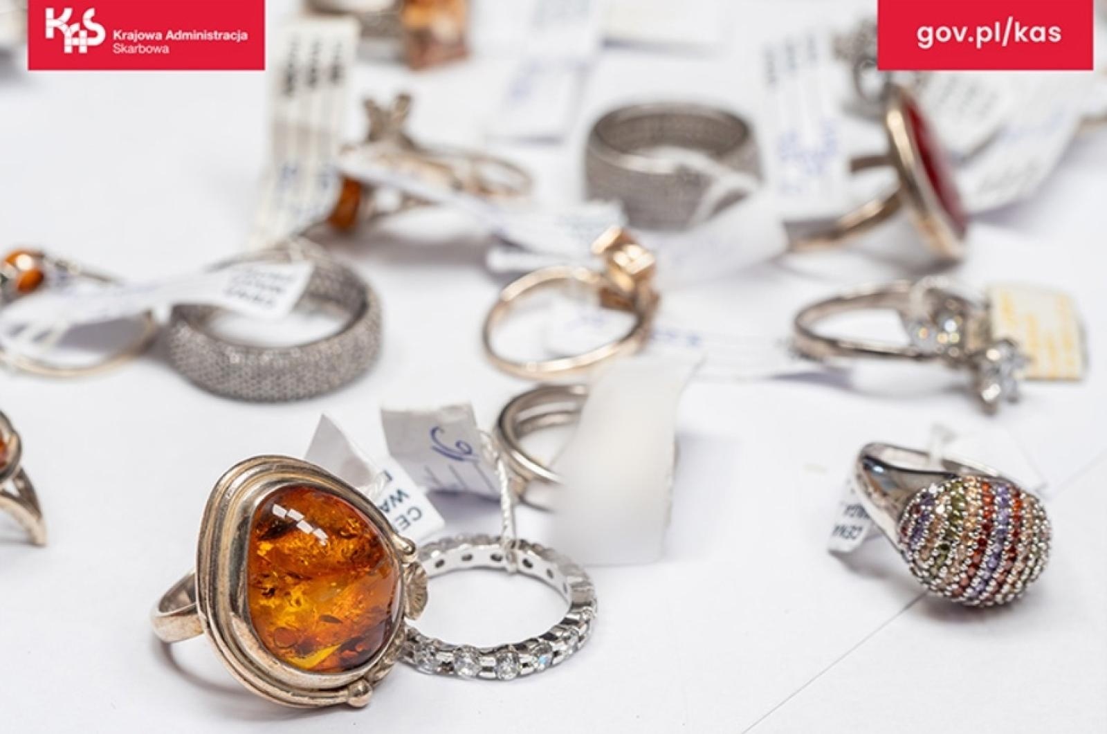 Zdjęcie w galerii na portalu naszraciborz.pl: Rybnicka skarbówka wystawiła na licytację kolekcję biżuterii wiadomości z regionu