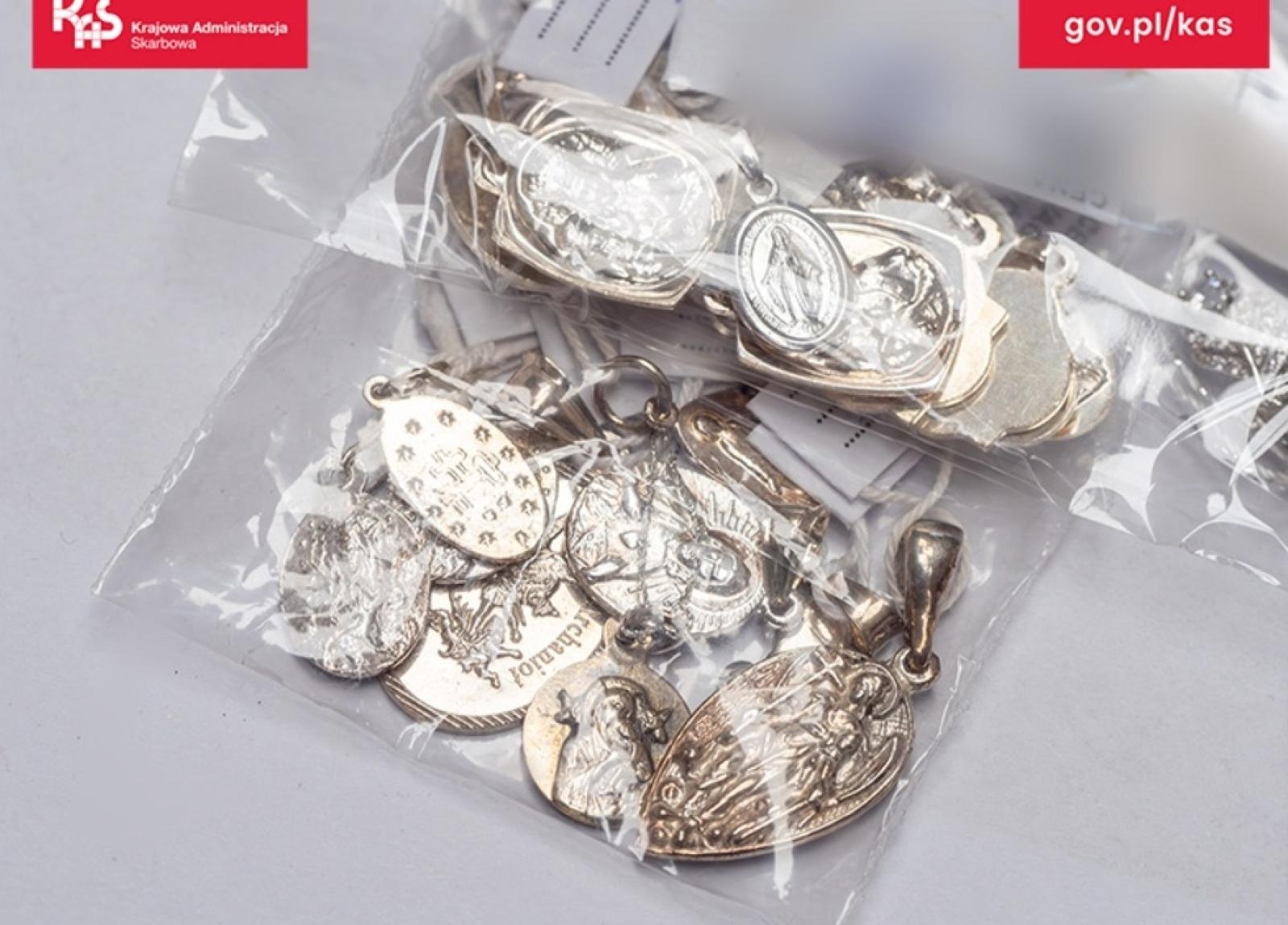 Zdjęcie w galerii na portalu naszraciborz.pl: Rybnicka skarbówka wystawiła na licytację kolekcję biżuterii wiadomości z regionu
