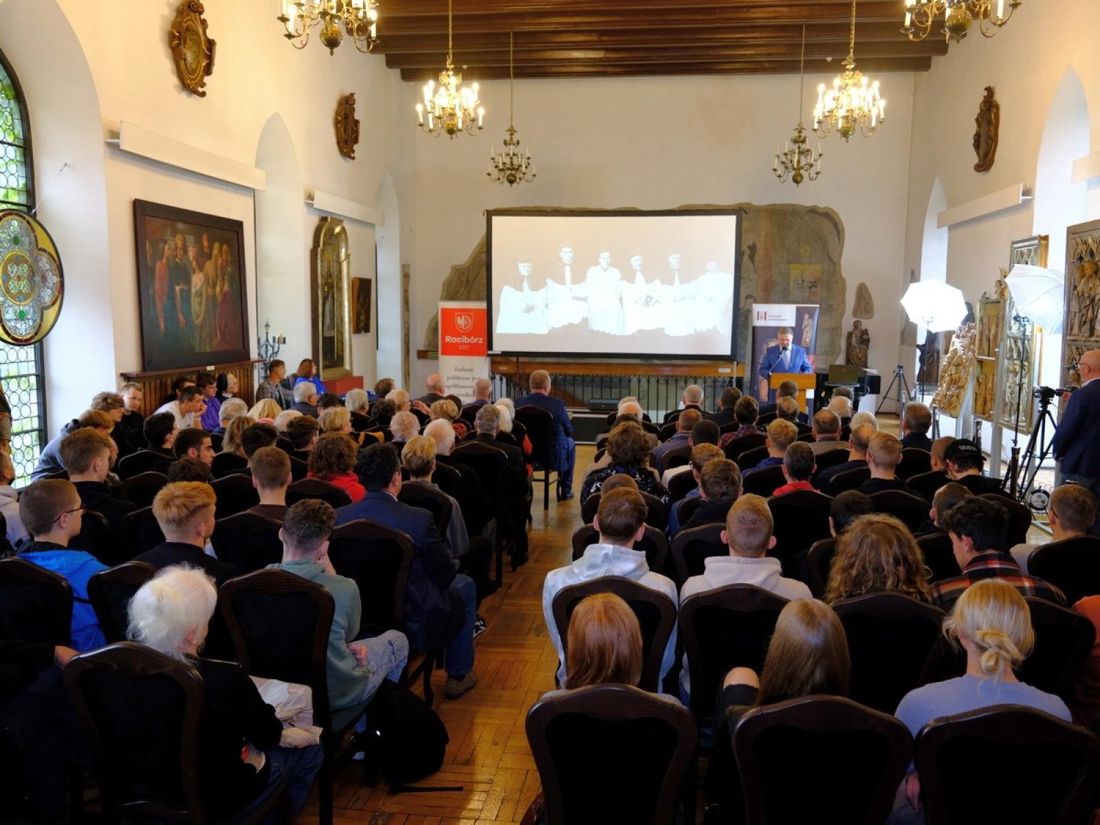 Zdjęcie w galerii na portalu naszraciborz.pl: Niekoronowany król Górnego Śląska bohaterem konferencji w Muzeum wiadomości z regionu