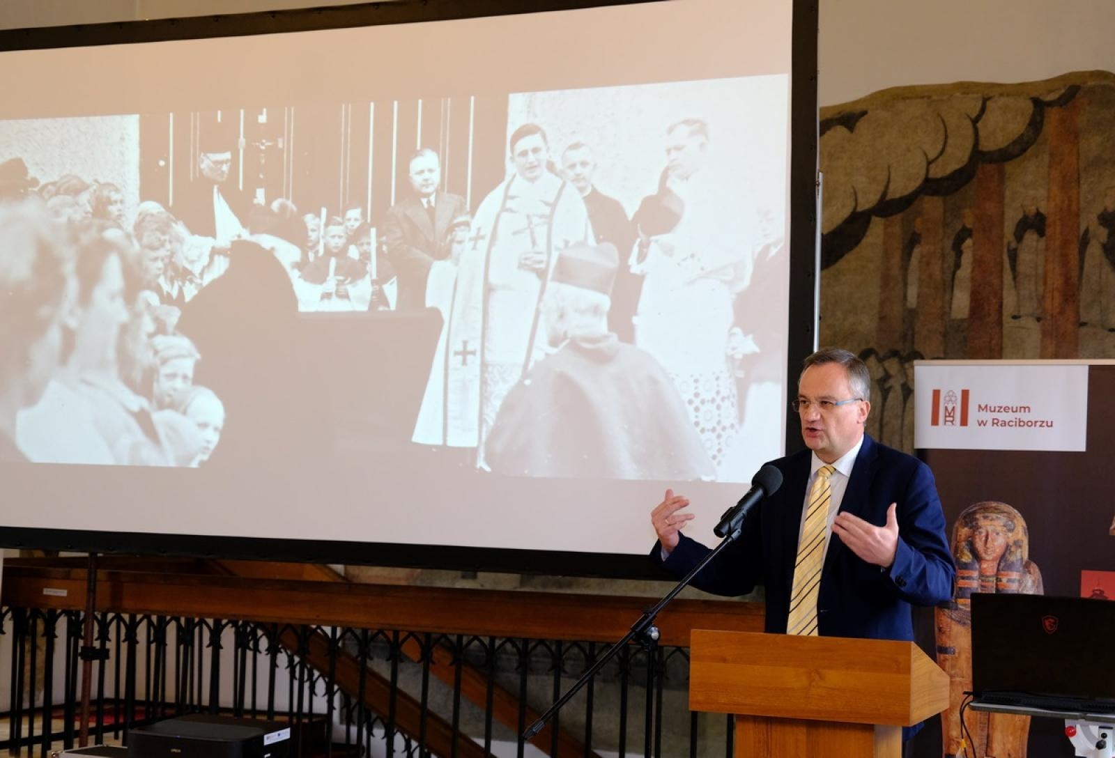 Zdjęcie w galerii na portalu naszraciborz.pl: Niekoronowany król Górnego Śląska bohaterem konferencji w Muzeum wiadomości z regionu