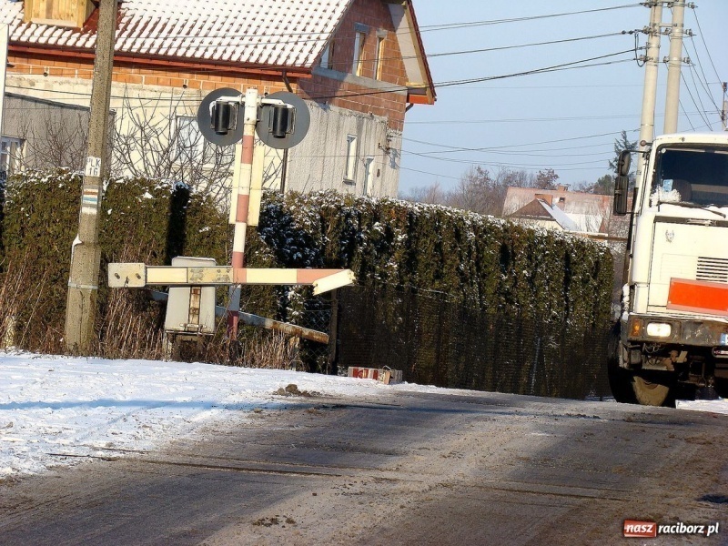 Zdjęcie w galerii na portalu naszraciborz.pl: Kierowca nie wyrobił przed szlabanem wiadomości z regionu