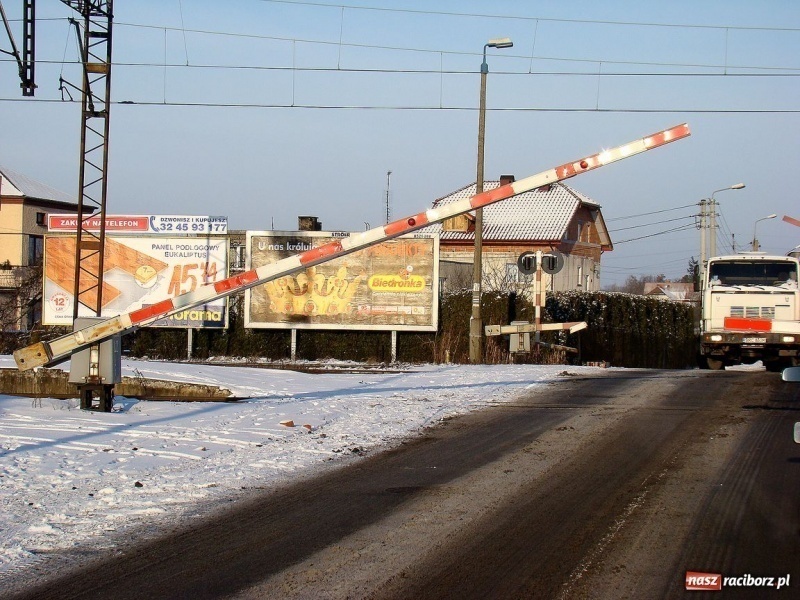 Zdjęcie w galerii na portalu naszraciborz.pl: Kierowca nie wyrobił przed szlabanem wiadomości z regionu