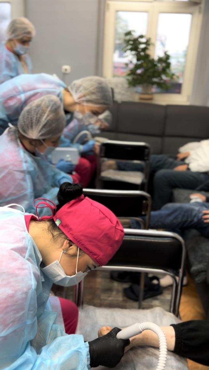 Zdjęcie w galerii na portalu naszraciborz.pl: Uczennice TEB wolontariuszkami na pl. Jagiełły wiadomości z regionu