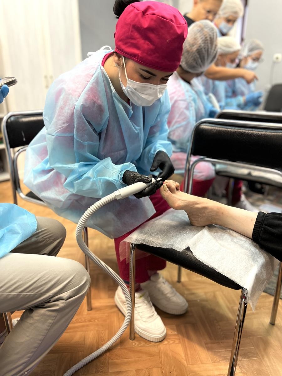 Zdjęcie w galerii na portalu naszraciborz.pl: Uczennice TEB wolontariuszkami na pl. Jagiełły wiadomości z regionu