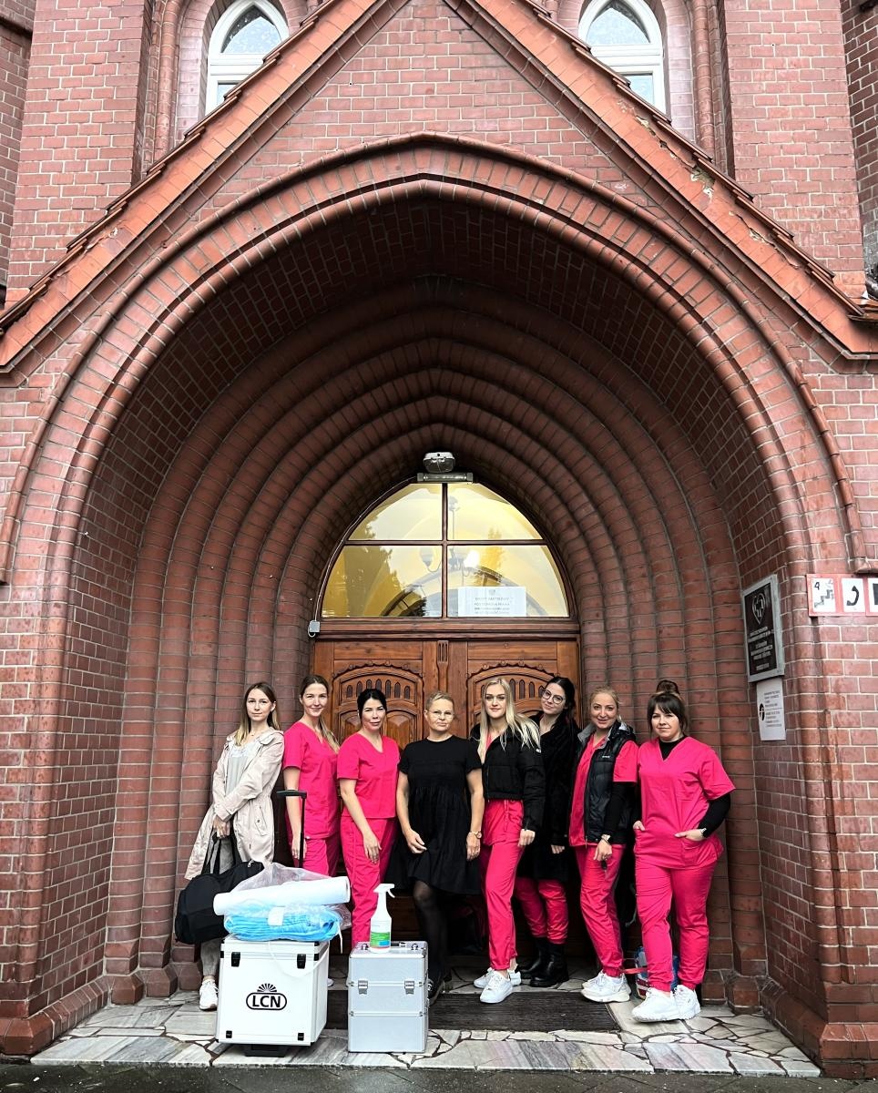 Zdjęcie w galerii na portalu naszraciborz.pl: Uczennice TEB wolontariuszkami na pl. Jagiełły wiadomości z regionu