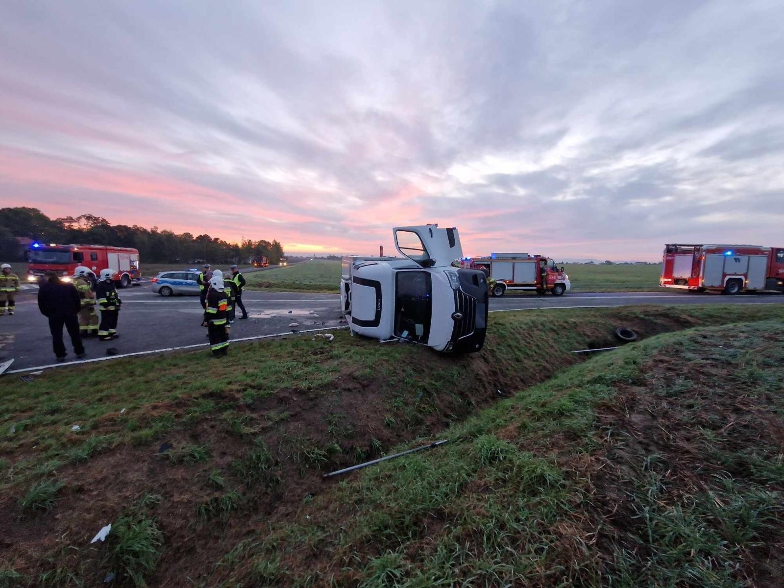 Zdjęcie w galerii na portalu naszraciborz.pl: Ciężarowa scania zderzyła się z dostawczakiem na Wydalu [FOTO] wiadomości z regionu