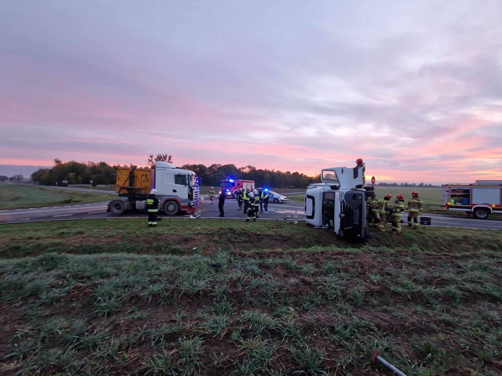 Zdjęcie w galerii na portalu naszraciborz.pl: Ciężarowa scania zderzyła się z dostawczakiem na Wydalu [FOTO] wiadomości z regionu