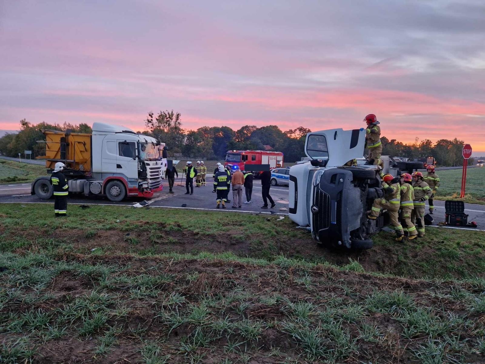 Zdjęcie w galerii na portalu naszraciborz.pl: Ciężarowa scania zderzyła się z dostawczakiem na Wydalu [FOTO] wiadomości z regionu