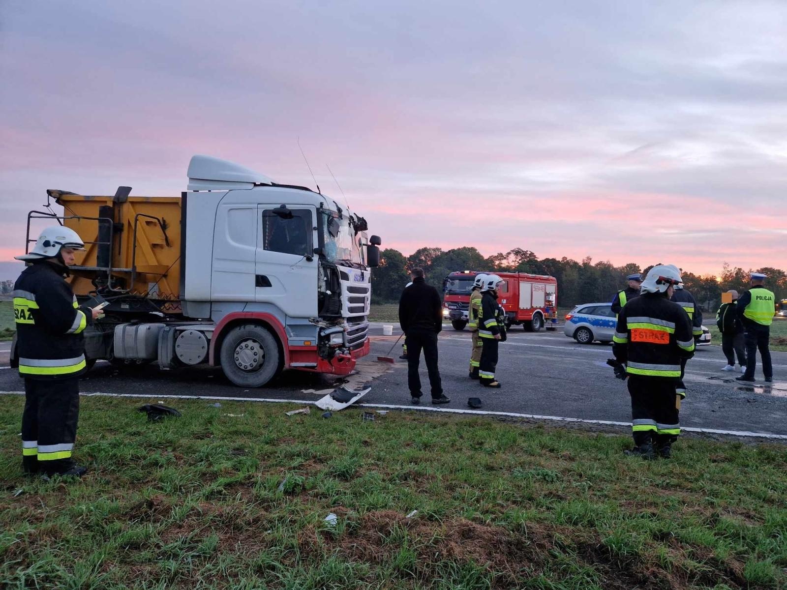 Zdjęcie w galerii na portalu naszraciborz.pl: Ciężarowa scania zderzyła się z dostawczakiem na Wydalu [FOTO] wiadomości z regionu