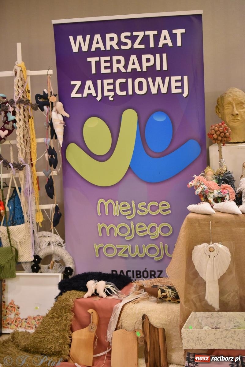 Zdjęcie w galerii na portalu naszraciborz.pl: Lodowi jeźdźcy i kubańskie rytmy. Rybicki i Kydryński na finał Wiatraków wiadomości z regionu