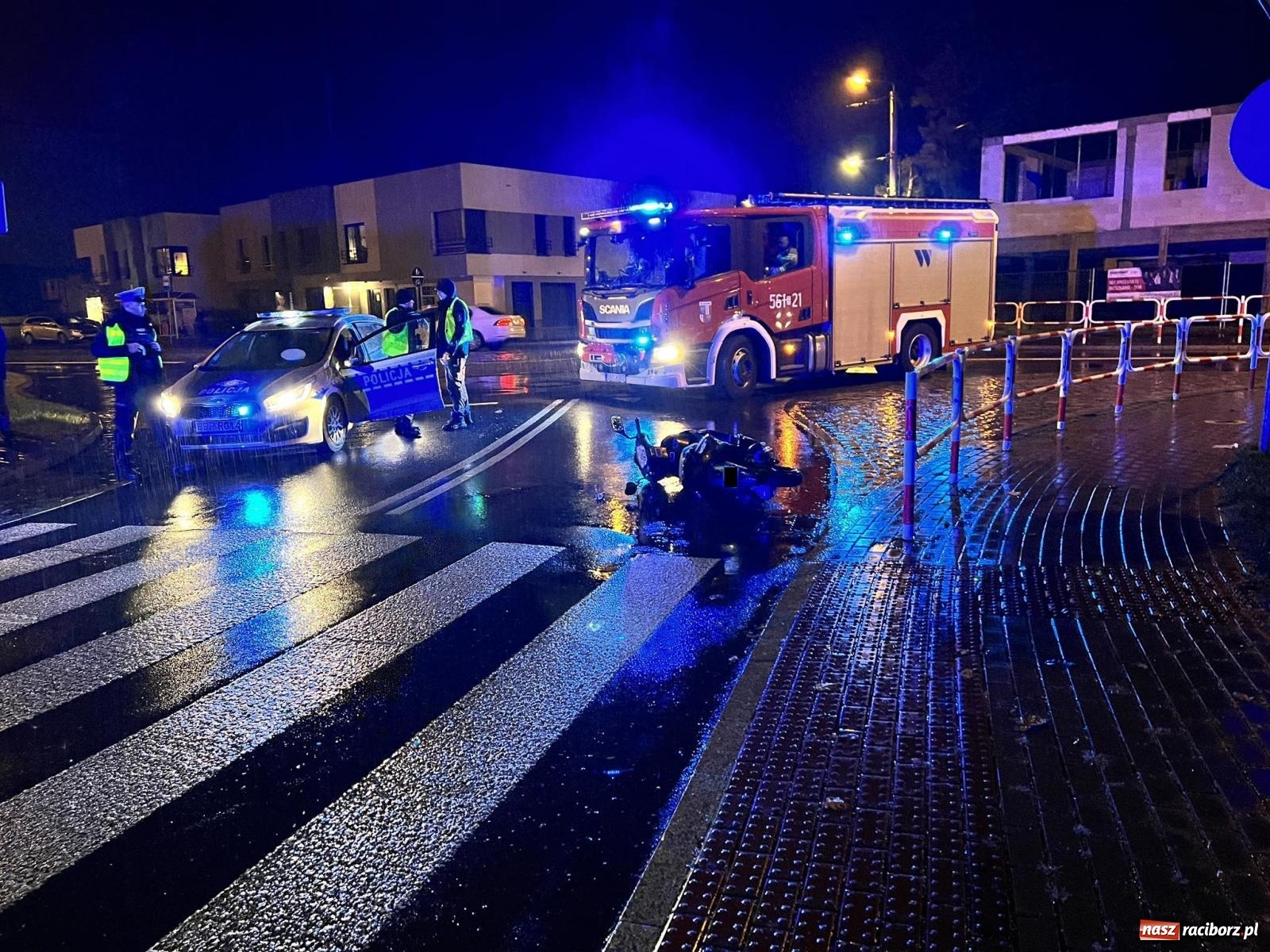 Zdjęcie w galerii na portalu naszraciborz.pl: Kierujący jednośladem zaliczył wywrotkę na Michejdy. Był pod wpływem wiadomości z regionu