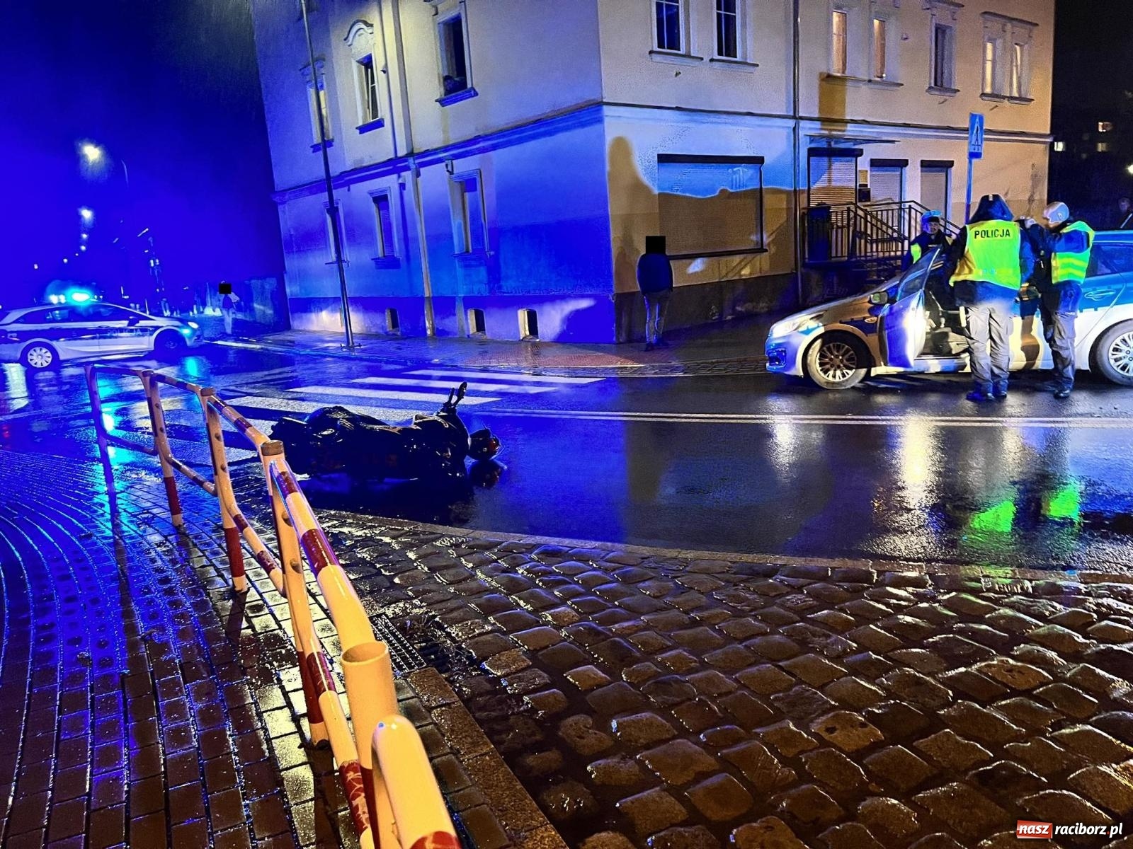 Zdjęcie w galerii na portalu naszraciborz.pl: Kierujący jednośladem zaliczył wywrotkę na Michejdy. Był pod wpływem wiadomości z regionu