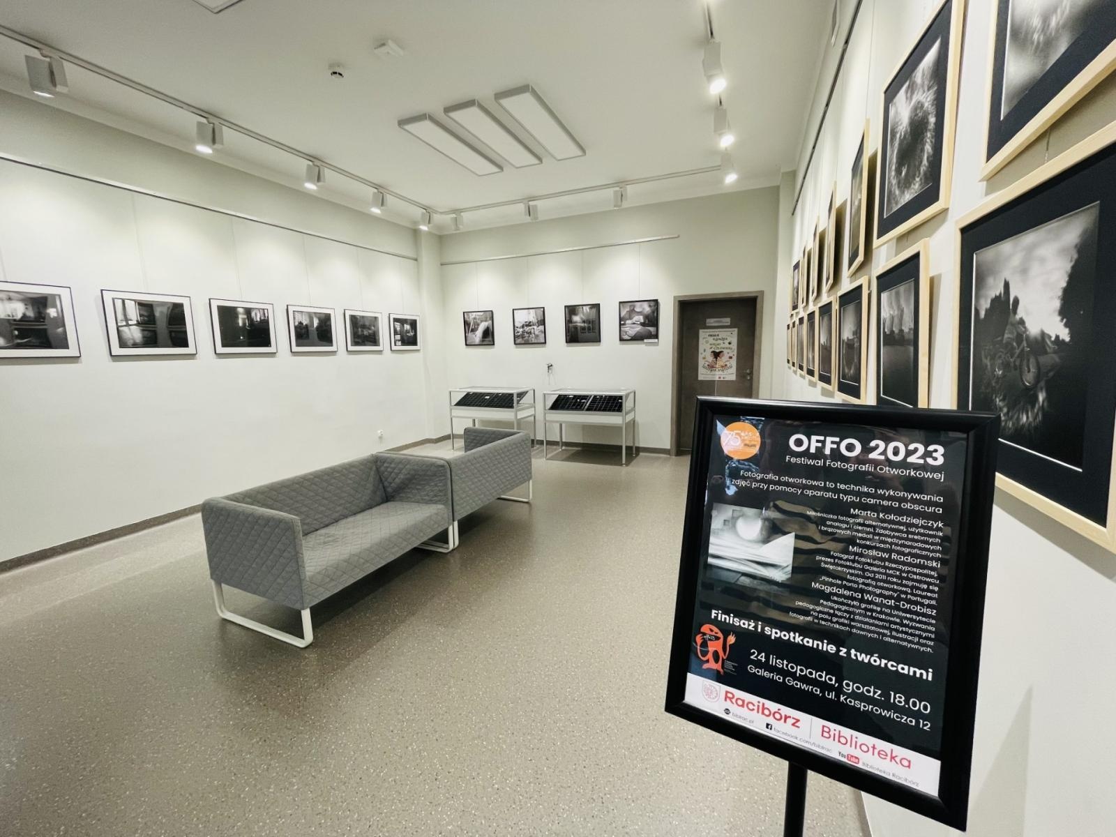 Zdjęcie w galerii na portalu naszraciborz.pl: Festiwal Fotografii Otworkowej OFFO 2023 dotarł do raciborskiej biblioteki wiadomości z regionu