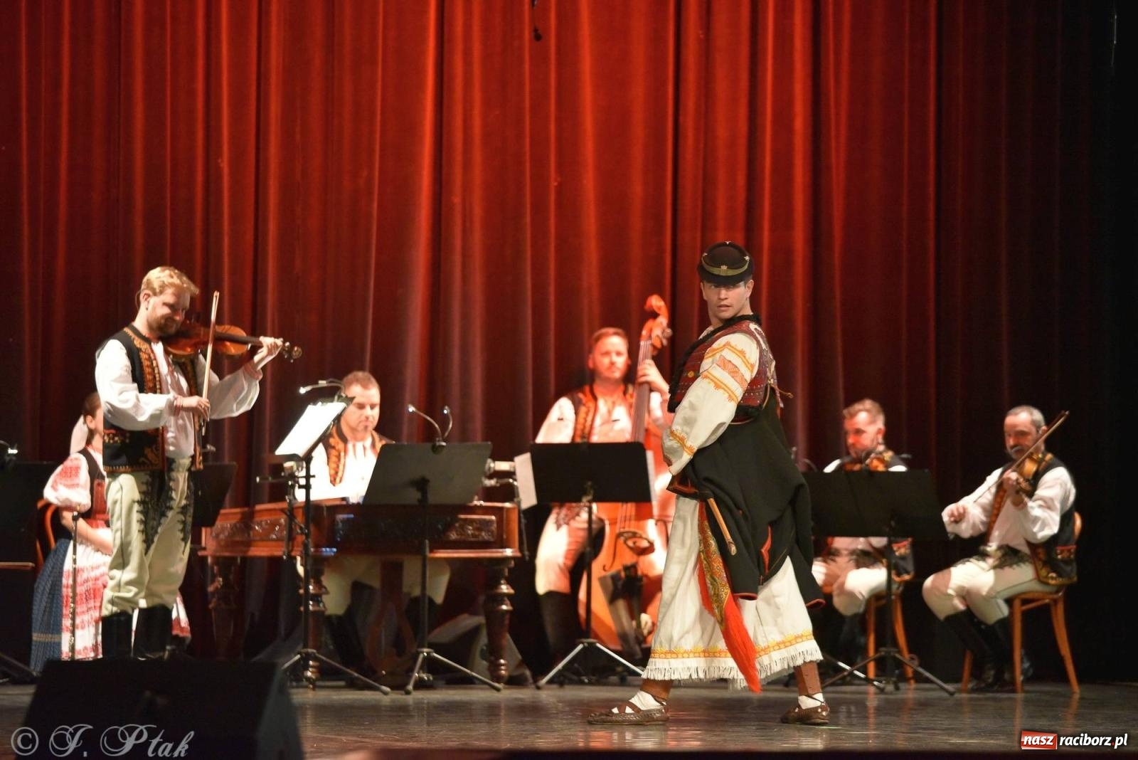Zdjęcie w galerii na portalu naszraciborz.pl: Słowacki SĽUK. Giganci folkloru na deskach RCK [FOTO i WIDEO] wiadomości z regionu