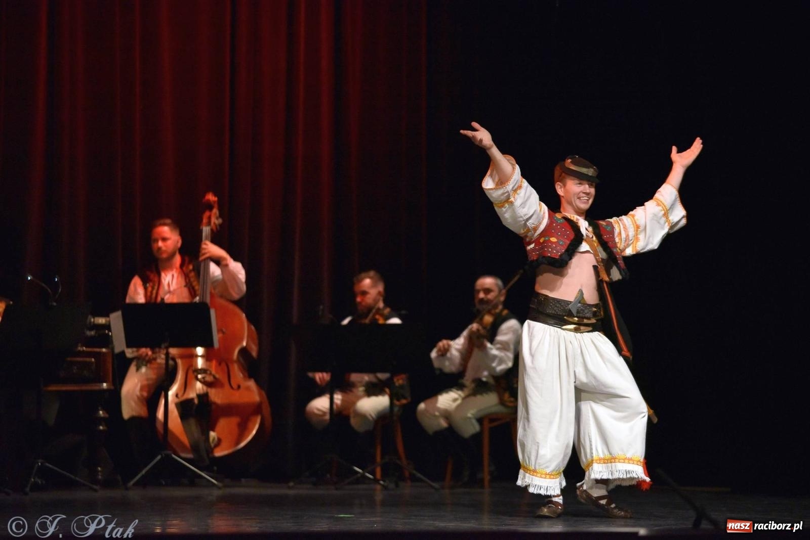 Zdjęcie w galerii na portalu naszraciborz.pl: Słowacki SĽUK. Giganci folkloru na deskach RCK [FOTO i WIDEO] wiadomości z regionu