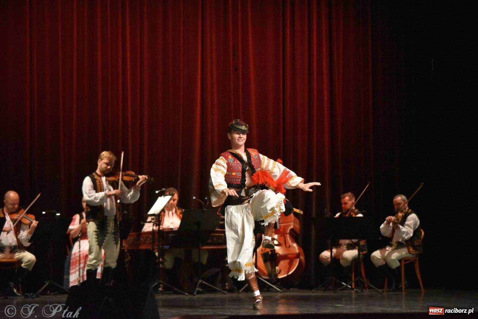 Zdjęcie w galerii na portalu naszraciborz.pl: Słowacki SĽUK. Giganci folkloru na deskach RCK [FOTO i WIDEO] wiadomości z regionu