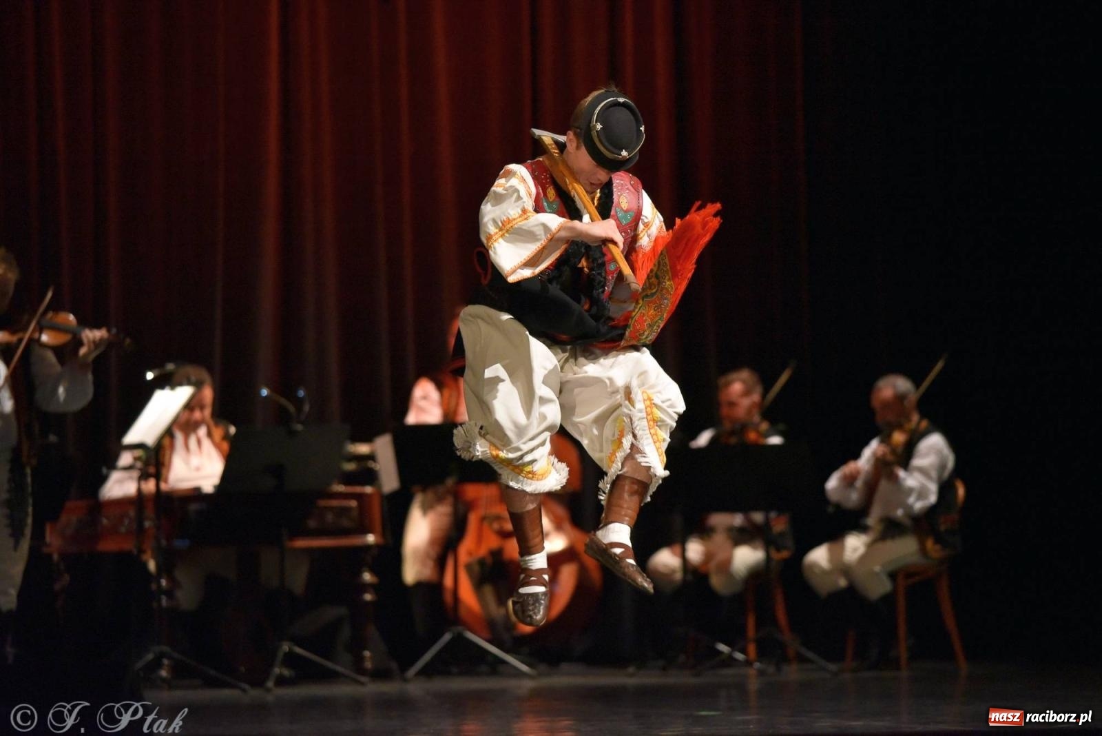 Zdjęcie w galerii na portalu naszraciborz.pl: Słowacki SĽUK. Giganci folkloru na deskach RCK [FOTO i WIDEO] wiadomości z regionu