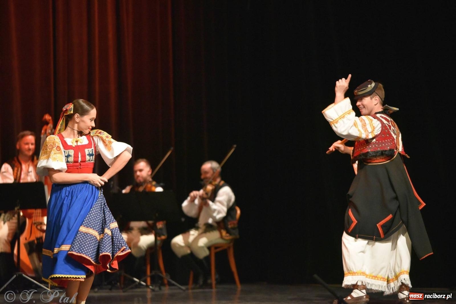 Zdjęcie w galerii na portalu naszraciborz.pl: Słowacki SĽUK. Giganci folkloru na deskach RCK [FOTO i WIDEO] wiadomości z regionu