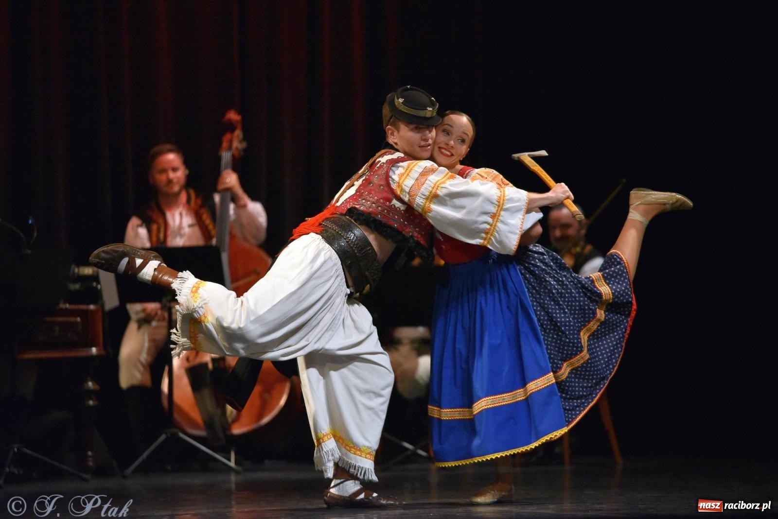 Zdjęcie w galerii na portalu naszraciborz.pl: Słowacki SĽUK. Giganci folkloru na deskach RCK [FOTO i WIDEO] wiadomości z regionu
