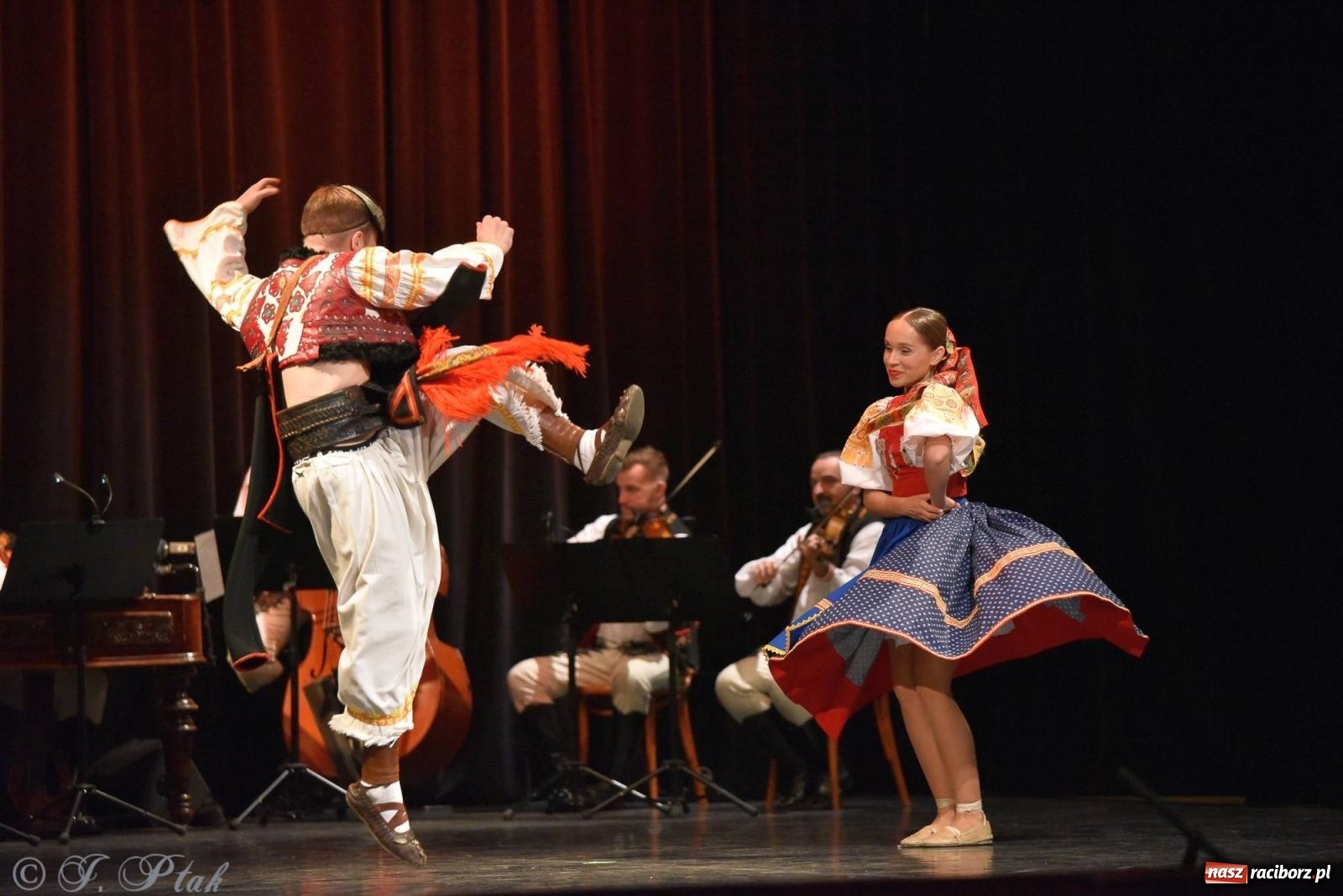 Zdjęcie w galerii na portalu naszraciborz.pl: Słowacki SĽUK. Giganci folkloru na deskach RCK [FOTO i WIDEO] wiadomości z regionu