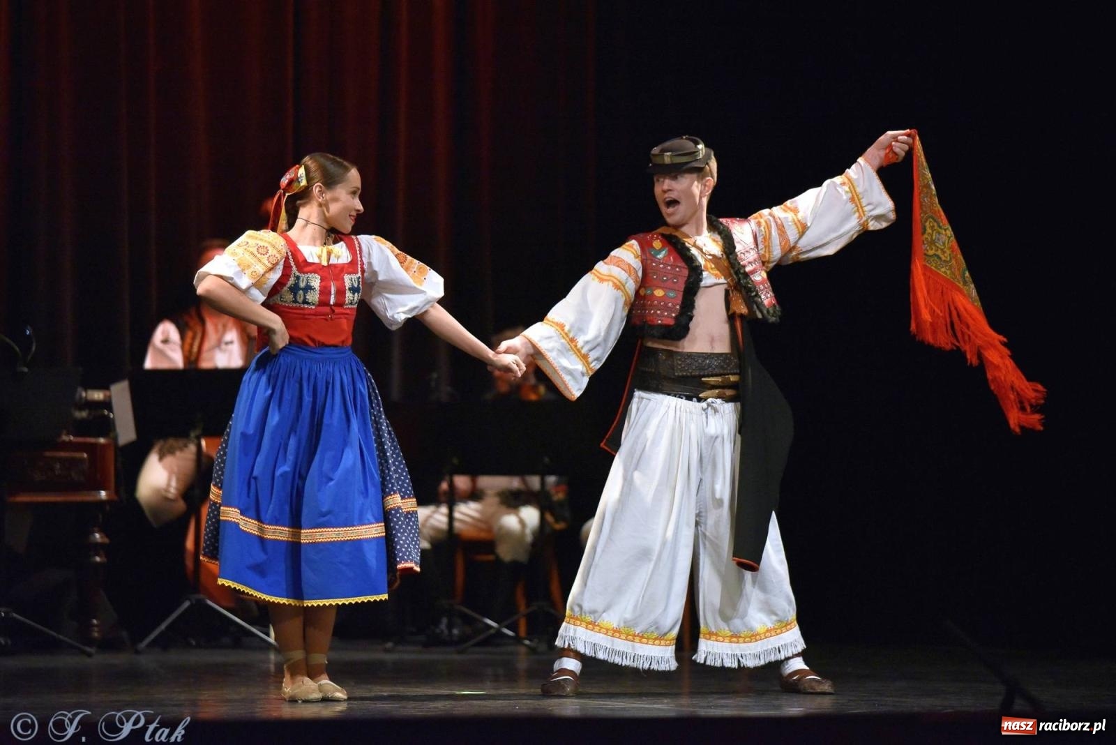 Zdjęcie w galerii na portalu naszraciborz.pl: Słowacki SĽUK. Giganci folkloru na deskach RCK [FOTO i WIDEO] wiadomości z regionu