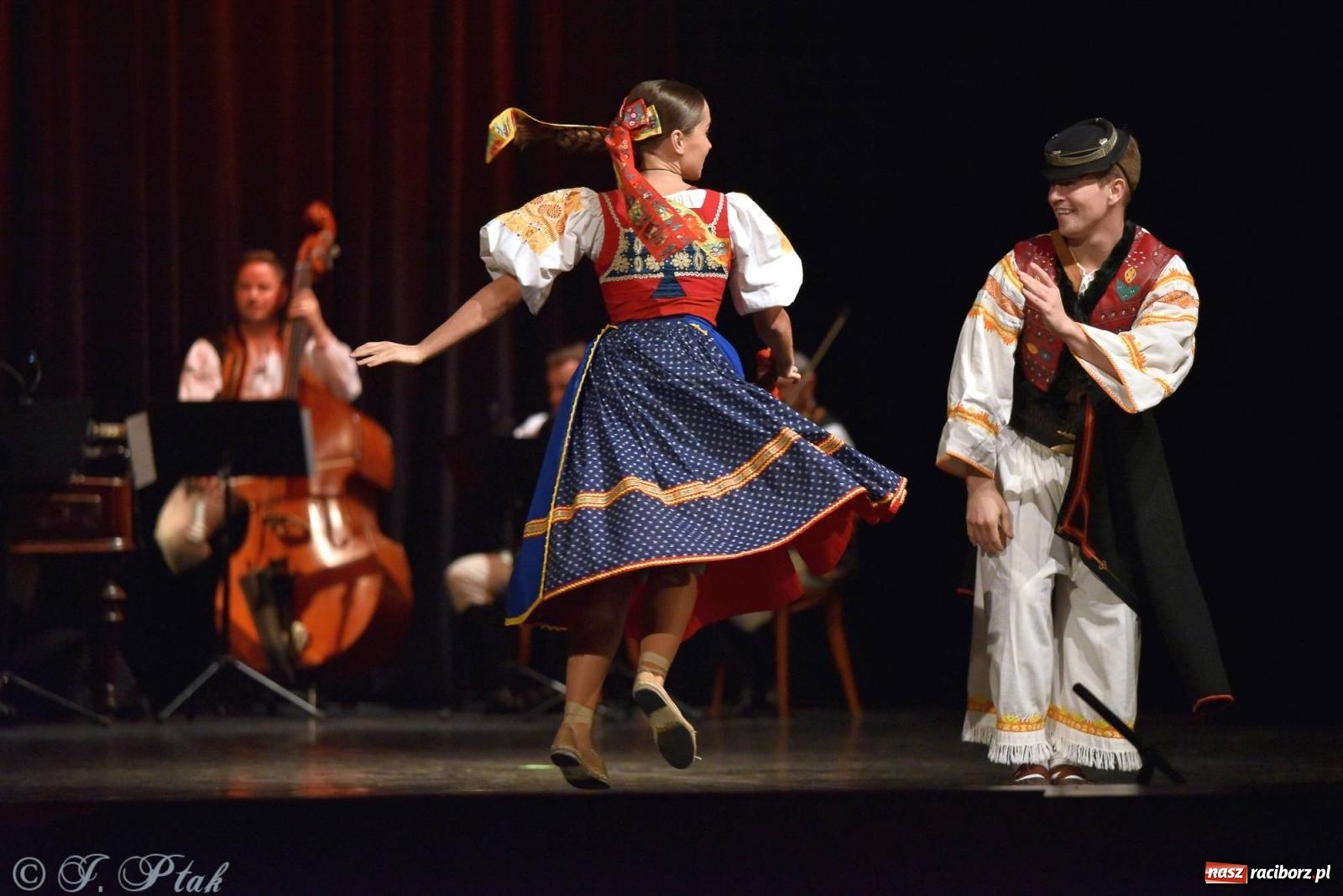 Zdjęcie w galerii na portalu naszraciborz.pl: Słowacki SĽUK. Giganci folkloru na deskach RCK [FOTO i WIDEO] wiadomości z regionu