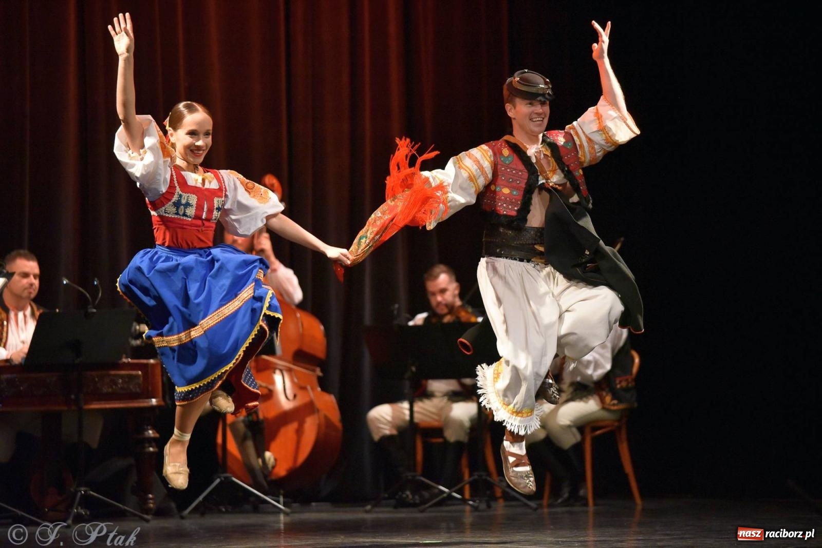 Zdjęcie w galerii na portalu naszraciborz.pl: Słowacki SĽUK. Giganci folkloru na deskach RCK [FOTO i WIDEO] wiadomości z regionu