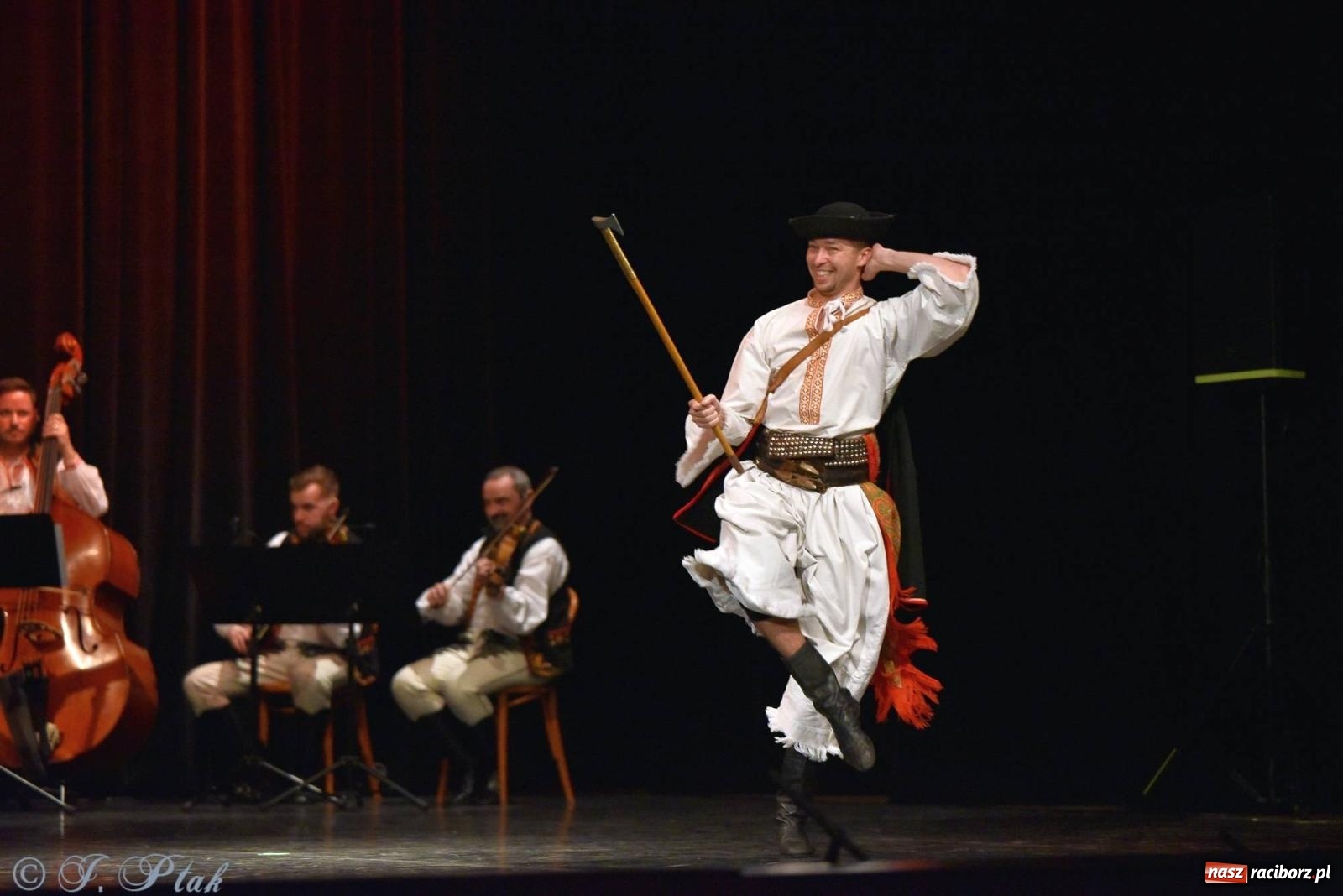 Zdjęcie w galerii na portalu naszraciborz.pl: Słowacki SĽUK. Giganci folkloru na deskach RCK [FOTO i WIDEO] wiadomości z regionu