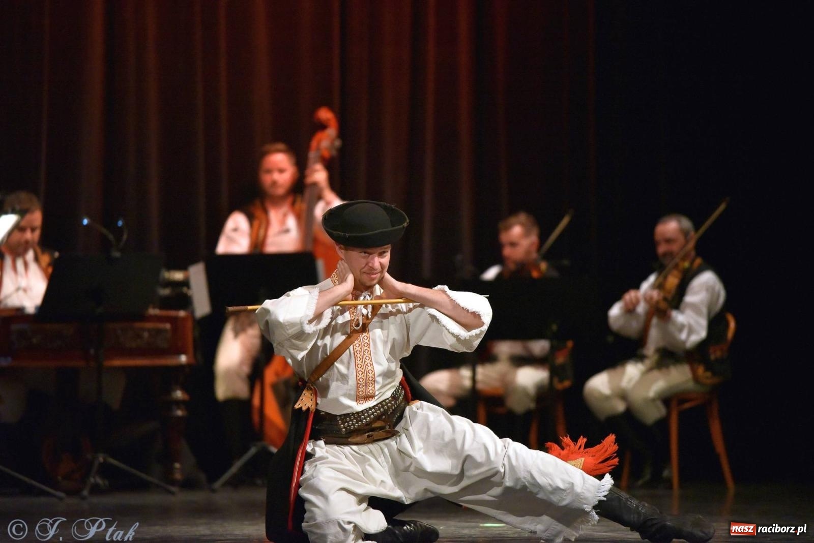 Zdjęcie w galerii na portalu naszraciborz.pl: Słowacki SĽUK. Giganci folkloru na deskach RCK [FOTO i WIDEO] wiadomości z regionu