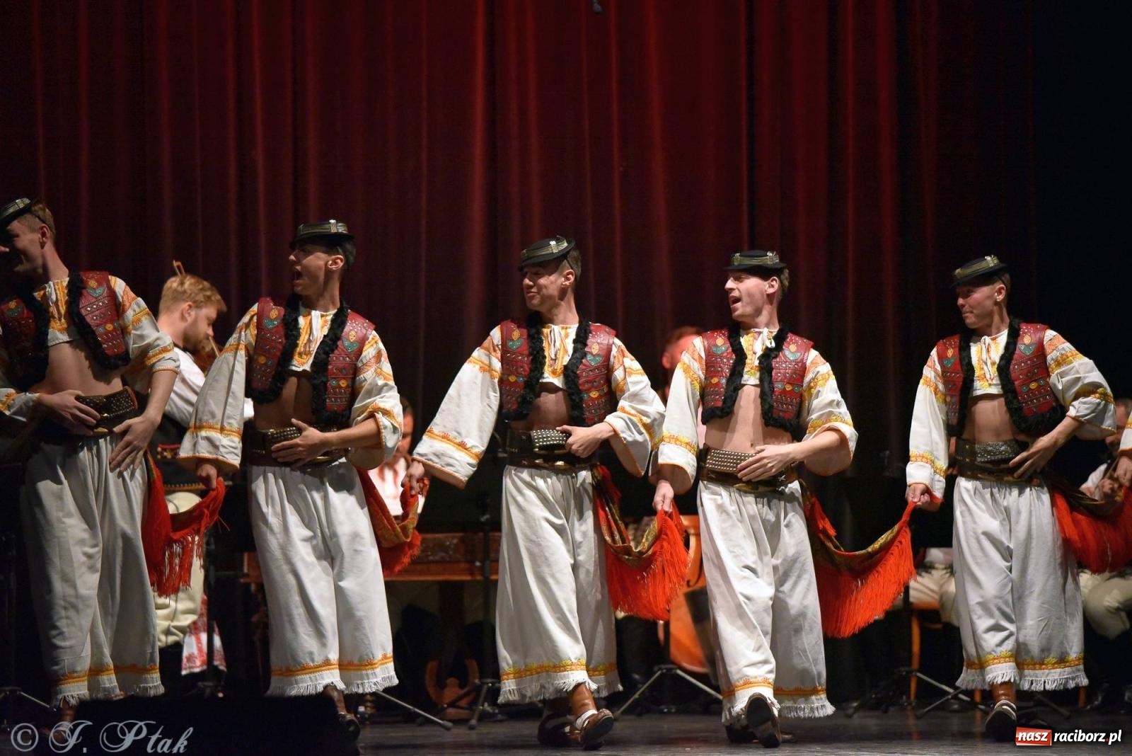 Zdjęcie w galerii na portalu naszraciborz.pl: Słowacki SĽUK. Giganci folkloru na deskach RCK [FOTO i WIDEO] wiadomości z regionu