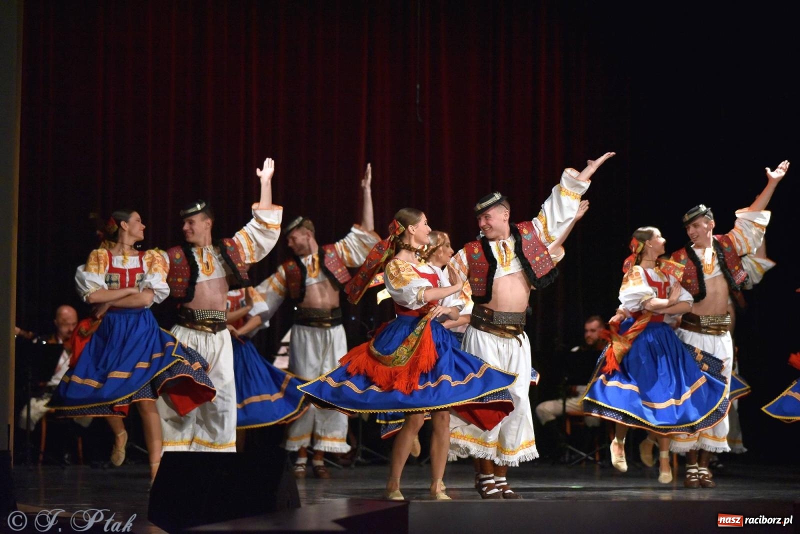 Zdjęcie w galerii na portalu naszraciborz.pl: Słowacki SĽUK. Giganci folkloru na deskach RCK [FOTO i WIDEO] wiadomości z regionu