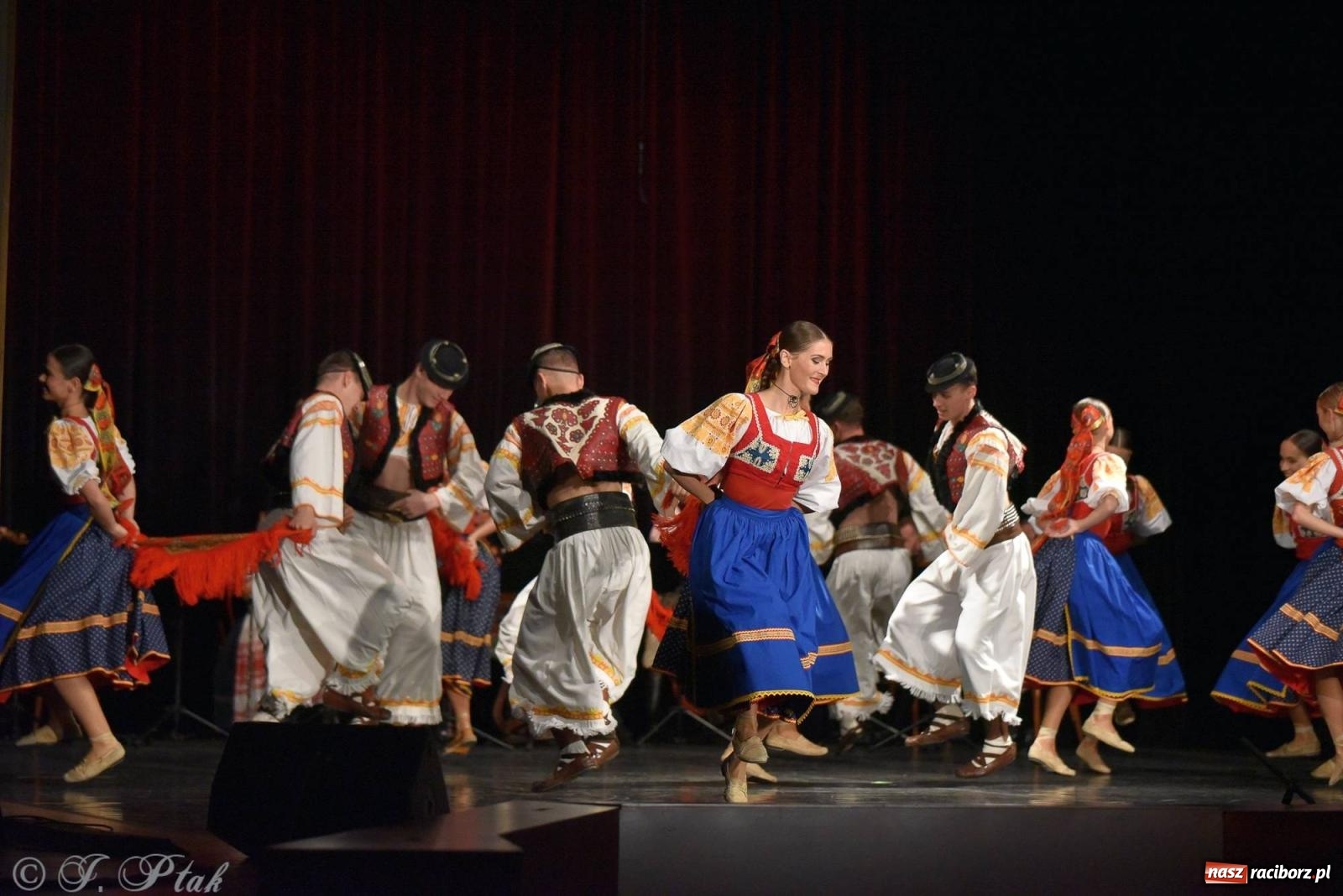 Zdjęcie w galerii na portalu naszraciborz.pl: Słowacki SĽUK. Giganci folkloru na deskach RCK [FOTO i WIDEO] wiadomości z regionu