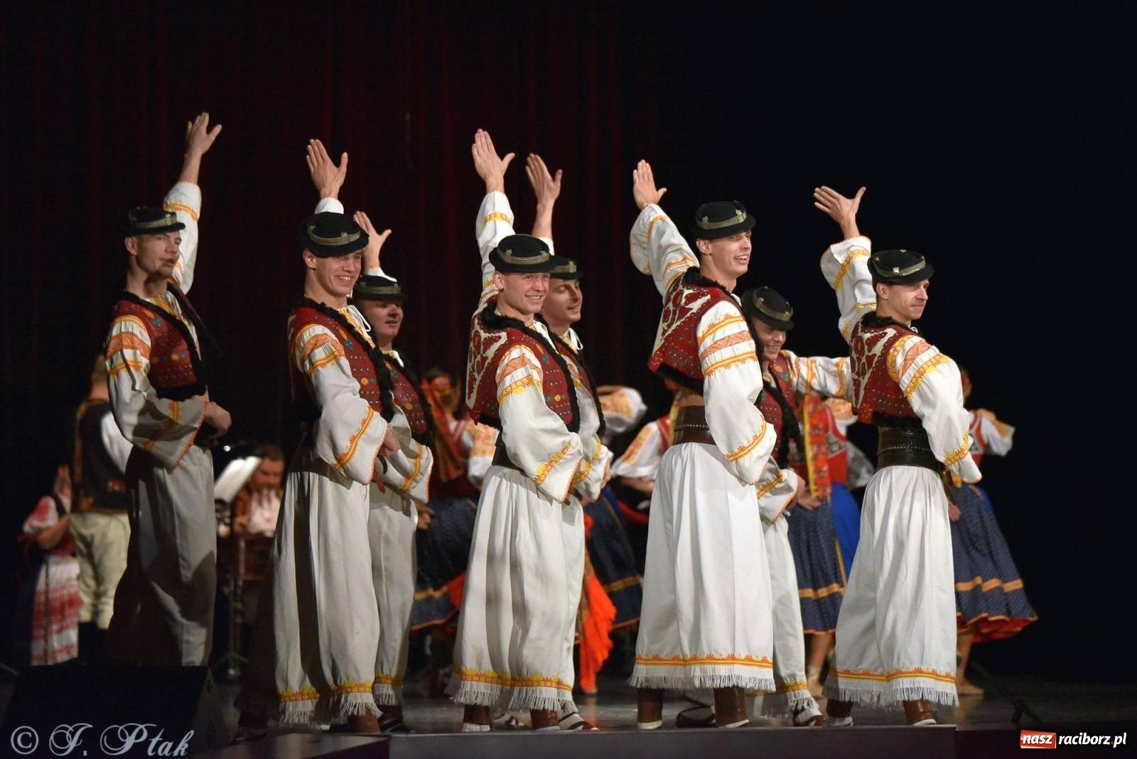 Zdjęcie w galerii na portalu naszraciborz.pl: Słowacki SĽUK. Giganci folkloru na deskach RCK [FOTO i WIDEO] wiadomości z regionu